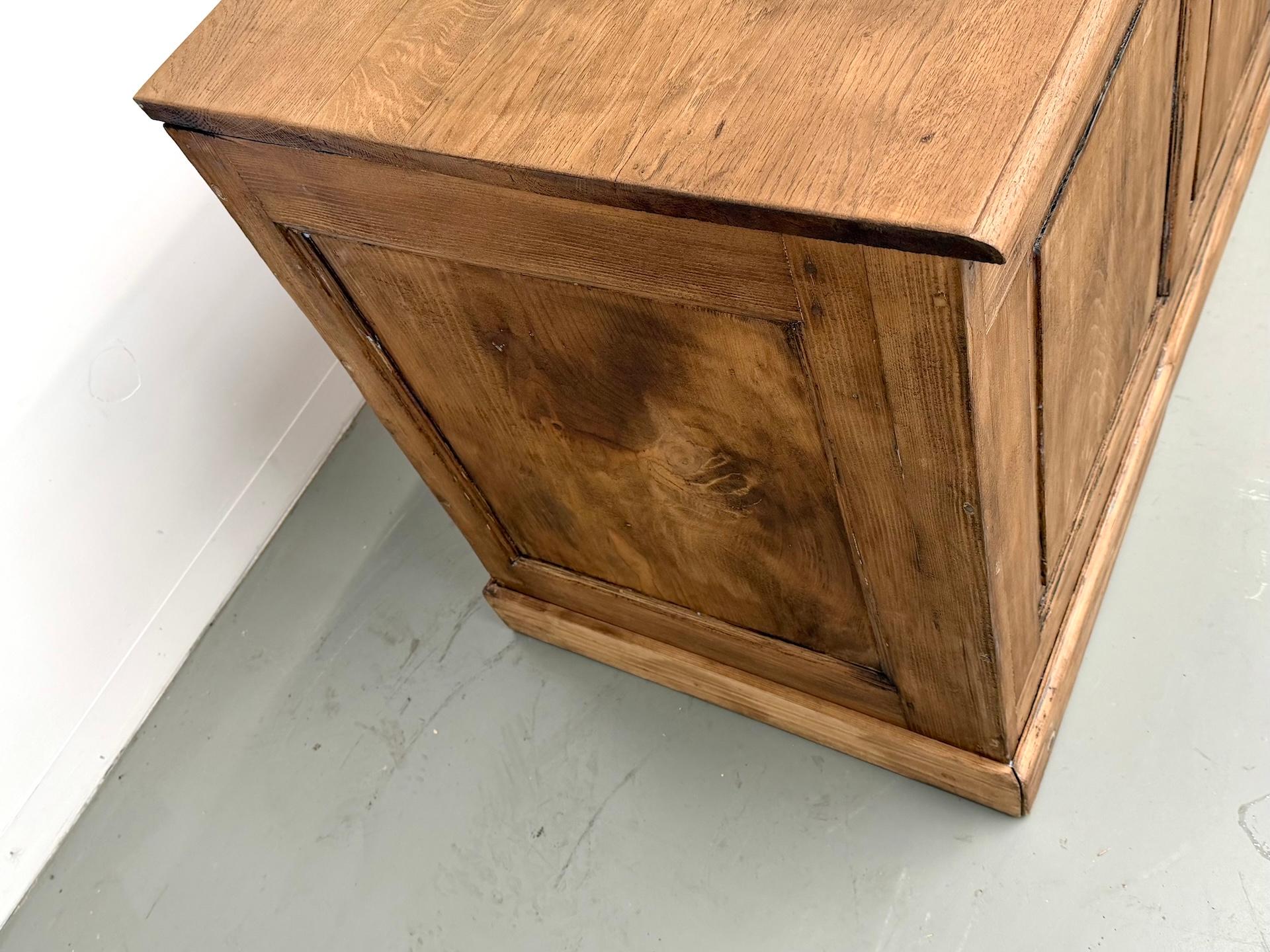 Französischer alter Kaufmannstresen aus blondem Kiefernholz mit einer Platte aus massiver Eiche im Angebot 3