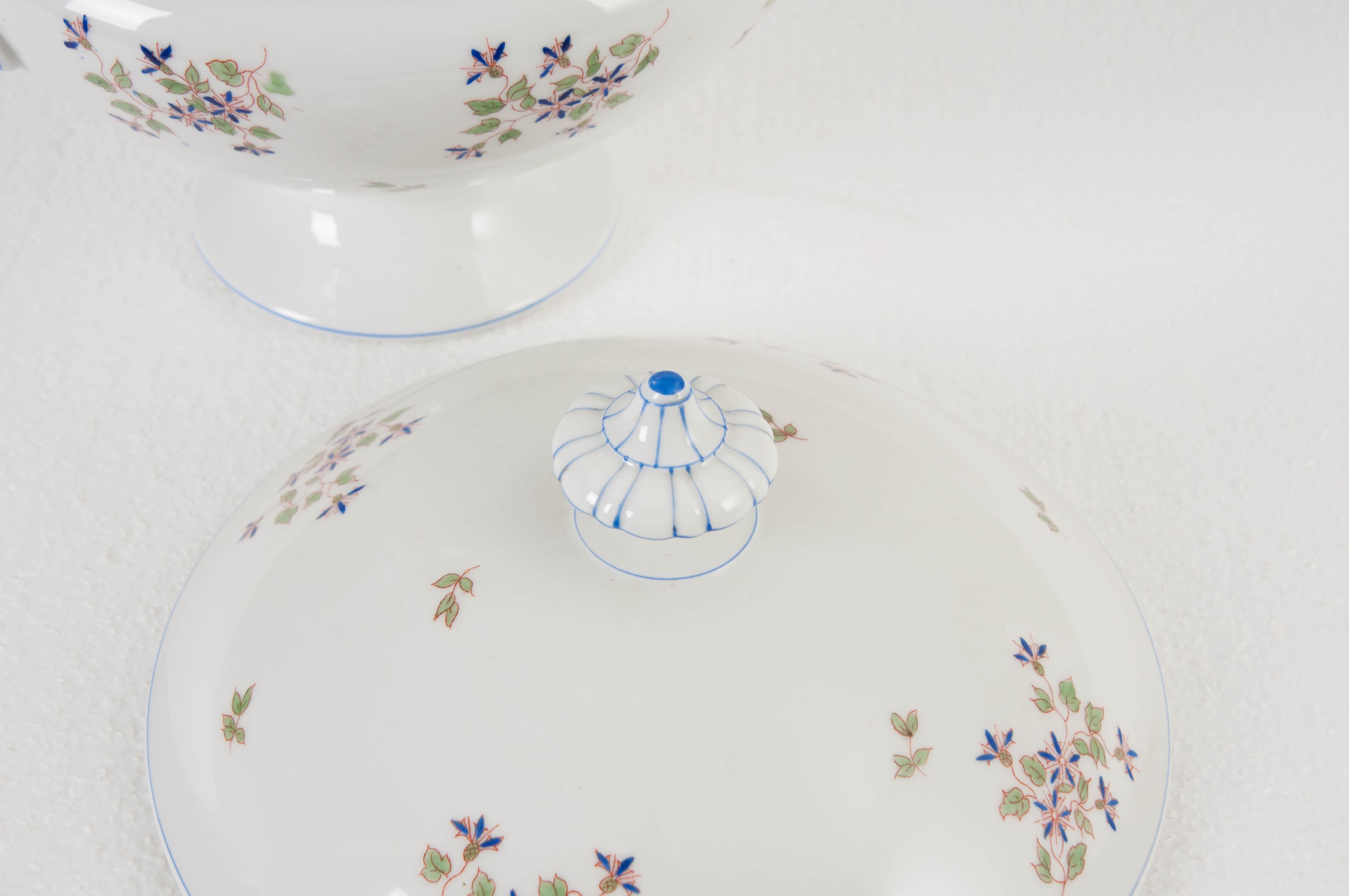 A sweet old Paris tureen dating to the early 1900s. The soup vessel has a beautiful cornflower pattern and is in wonderful antique condition, with no chips or damage. The footed vessel is ideal for serving soups, gumbos and stews in a beautiful