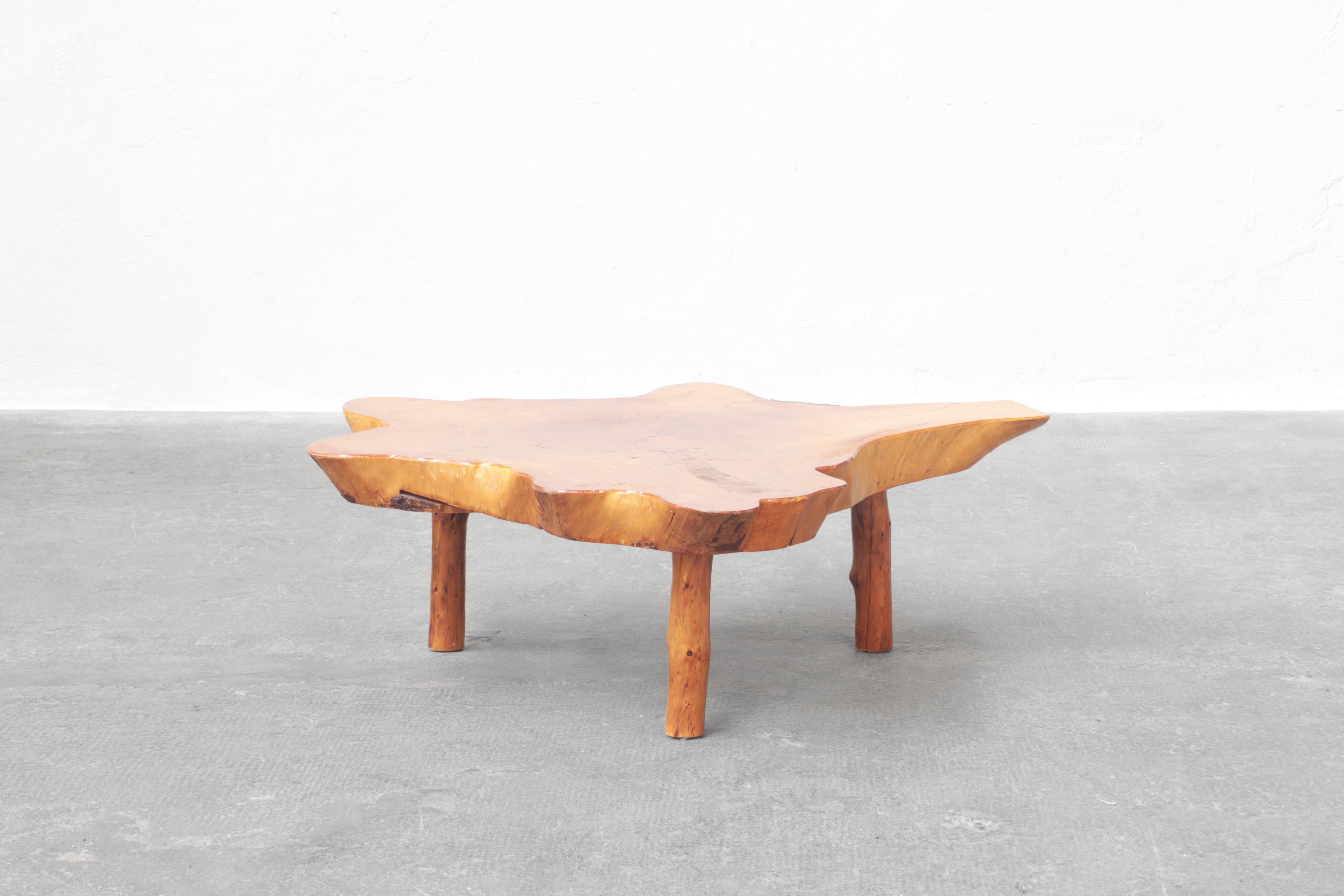 A wonderful natural table constructed from a slice of an oregon pine tree trunk and supported on three legs, with lots of personality, several patches, and a beautiful patina. Ready for usage.

Measurements: 120cm x 107cm x 39cm.