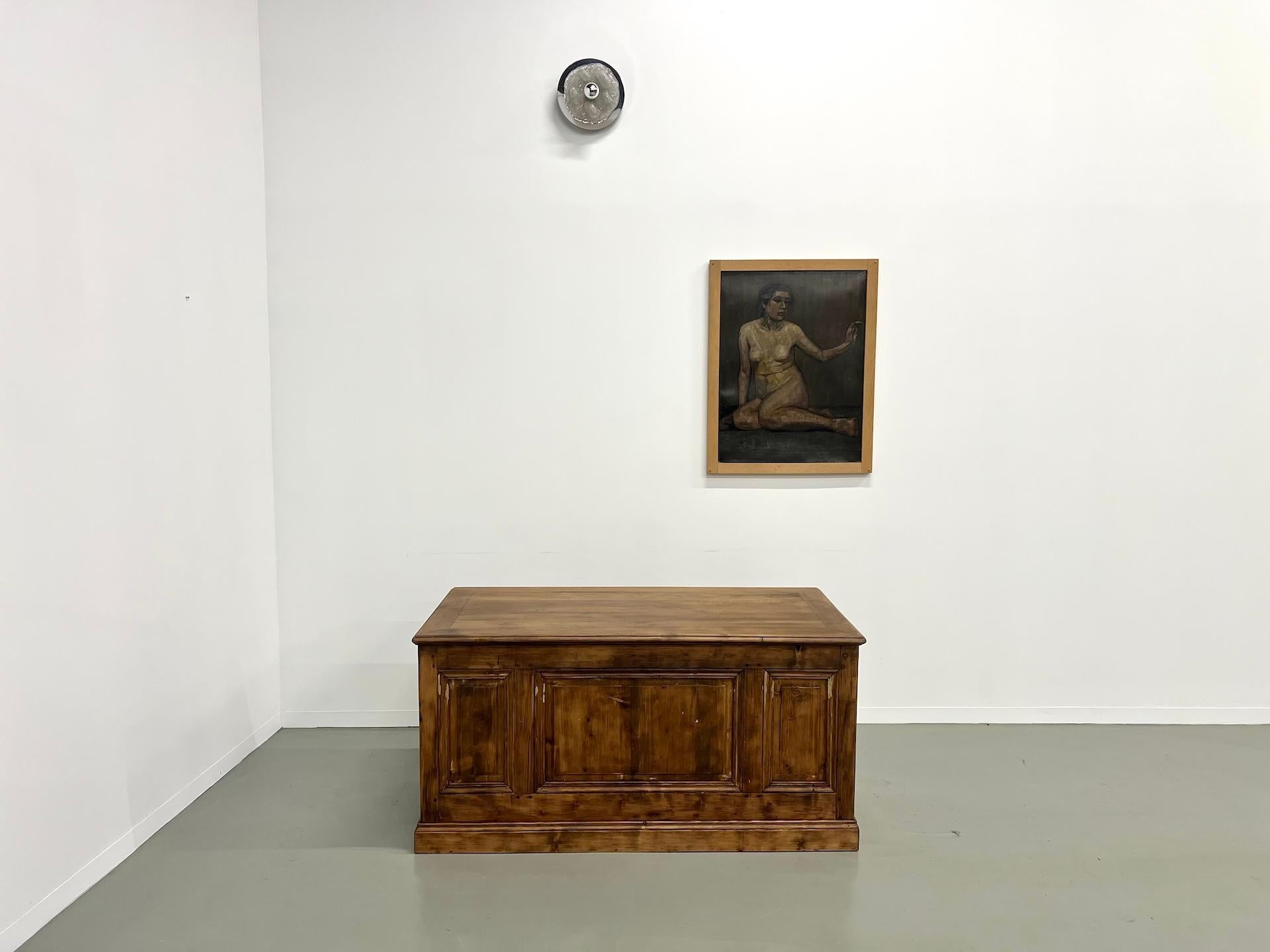 Superb trading counter from the 1900s in oak and pine. Its top has a very pretty veining. All of the finishes on this counter are quite rare and make it absolutely irresistible, it has that little extra something that gives it great elegance.