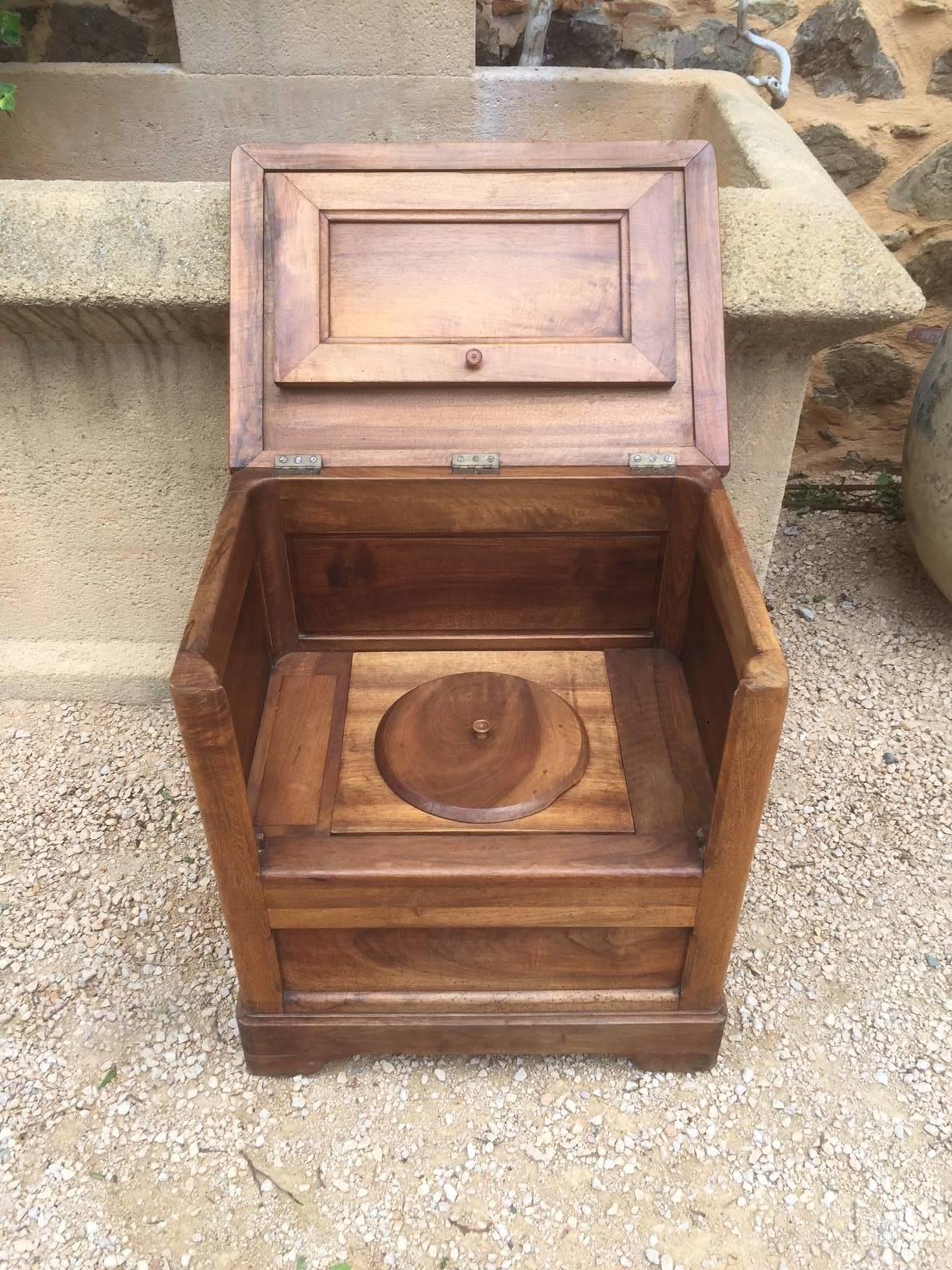 Rare piece: French old walnut cabinet, it is a hiding toilet.
There is a hiding part to put the toilet paper. There are two metal handles at the extremities.