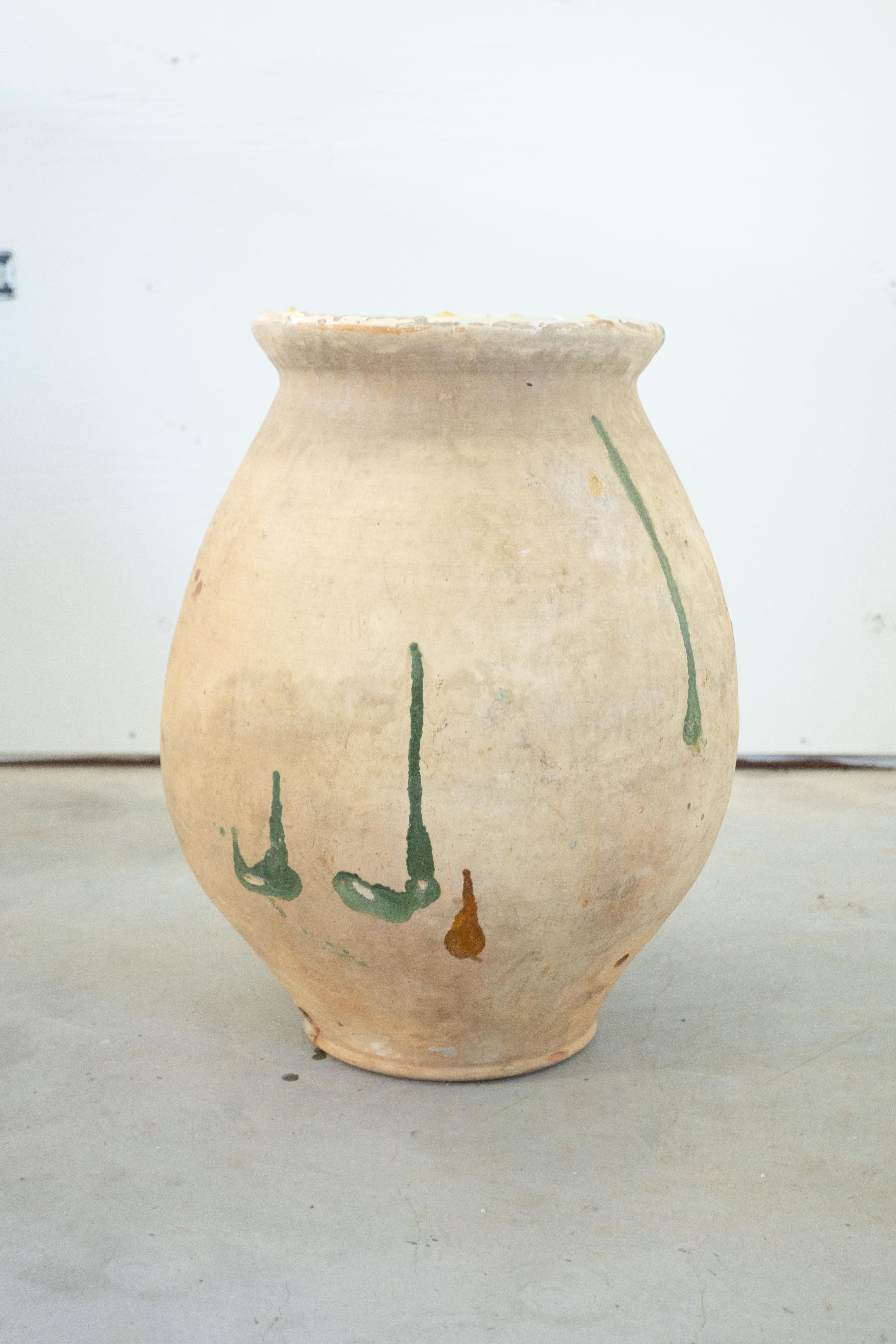 Con la ricca storia e il fascino rustico della Provenza, questo antico vaso per olive francese è una splendida testimonianza di un artigianato secolare. Realizzato a mano in terracotta nel 18° o 19° secolo, questo vaso veniva tradizionalmente