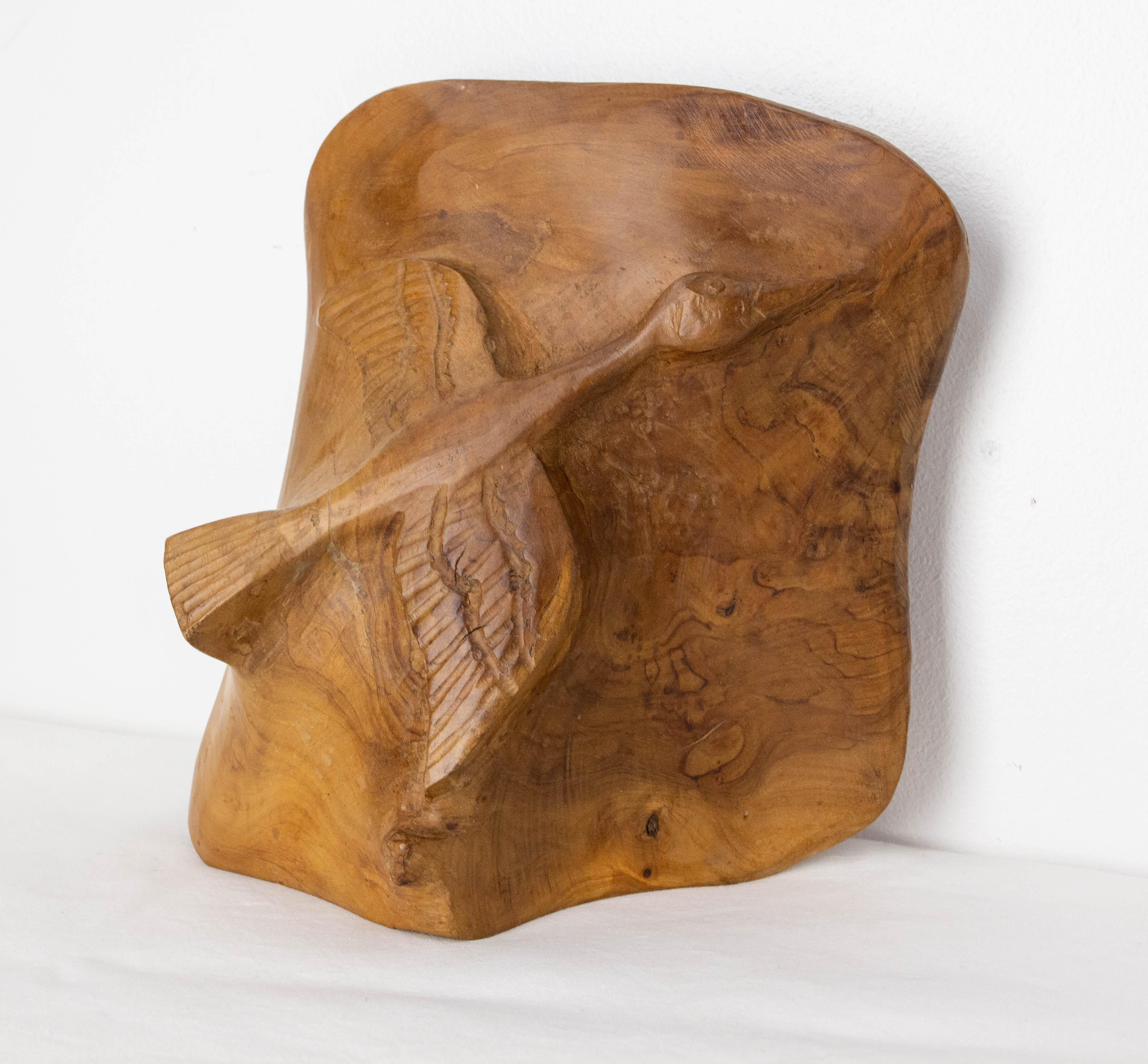 This atypical item is both an empty pocket and a sculpture representing a flying goose.
The sculptor has played with the veins of olive wood to create this unique object with a side where you can see the goose flying in a very realistic creation.