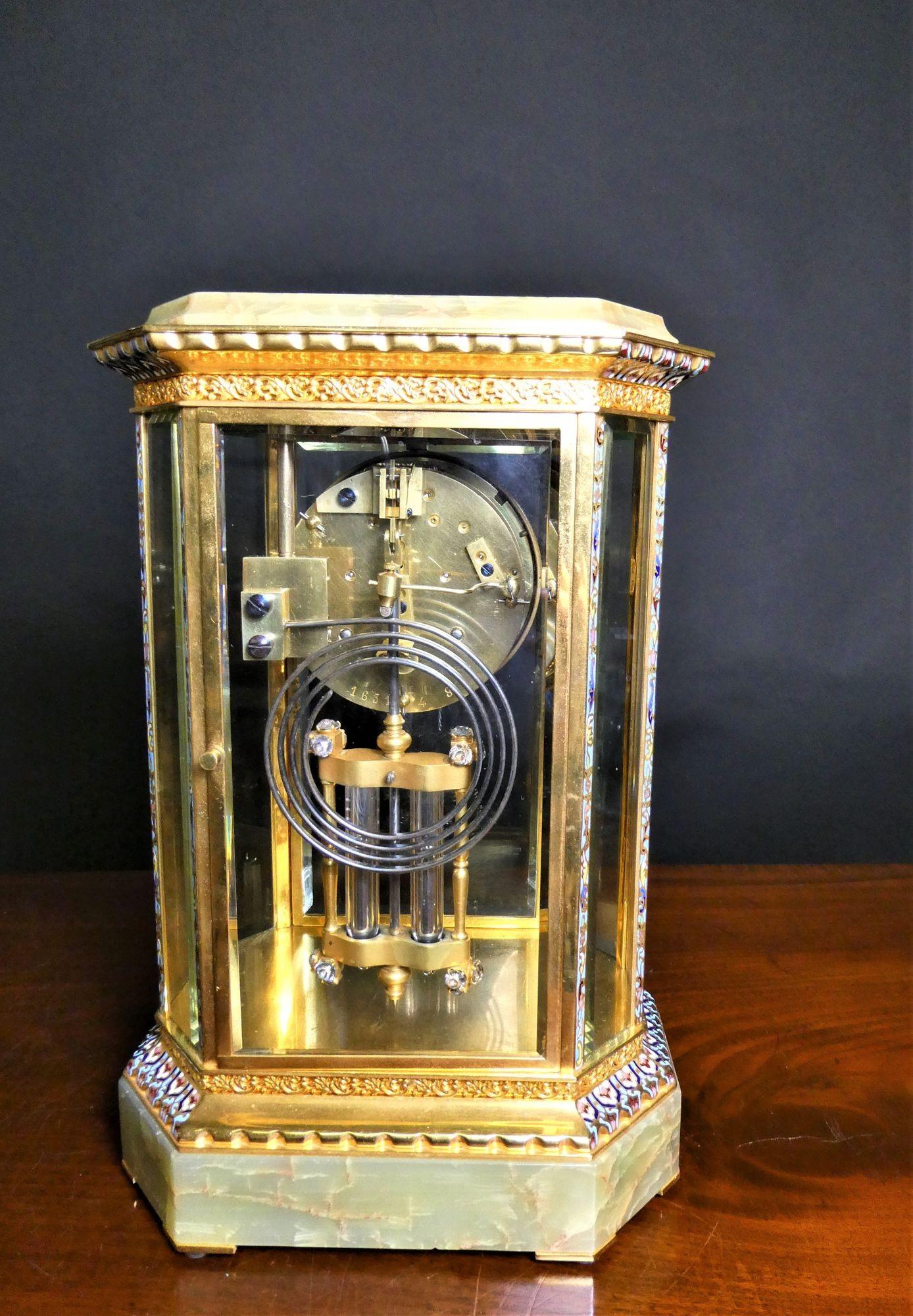 Fin du XIXe siècle Pendule de cheminée française en onyx et champleve à quatre verres en vente