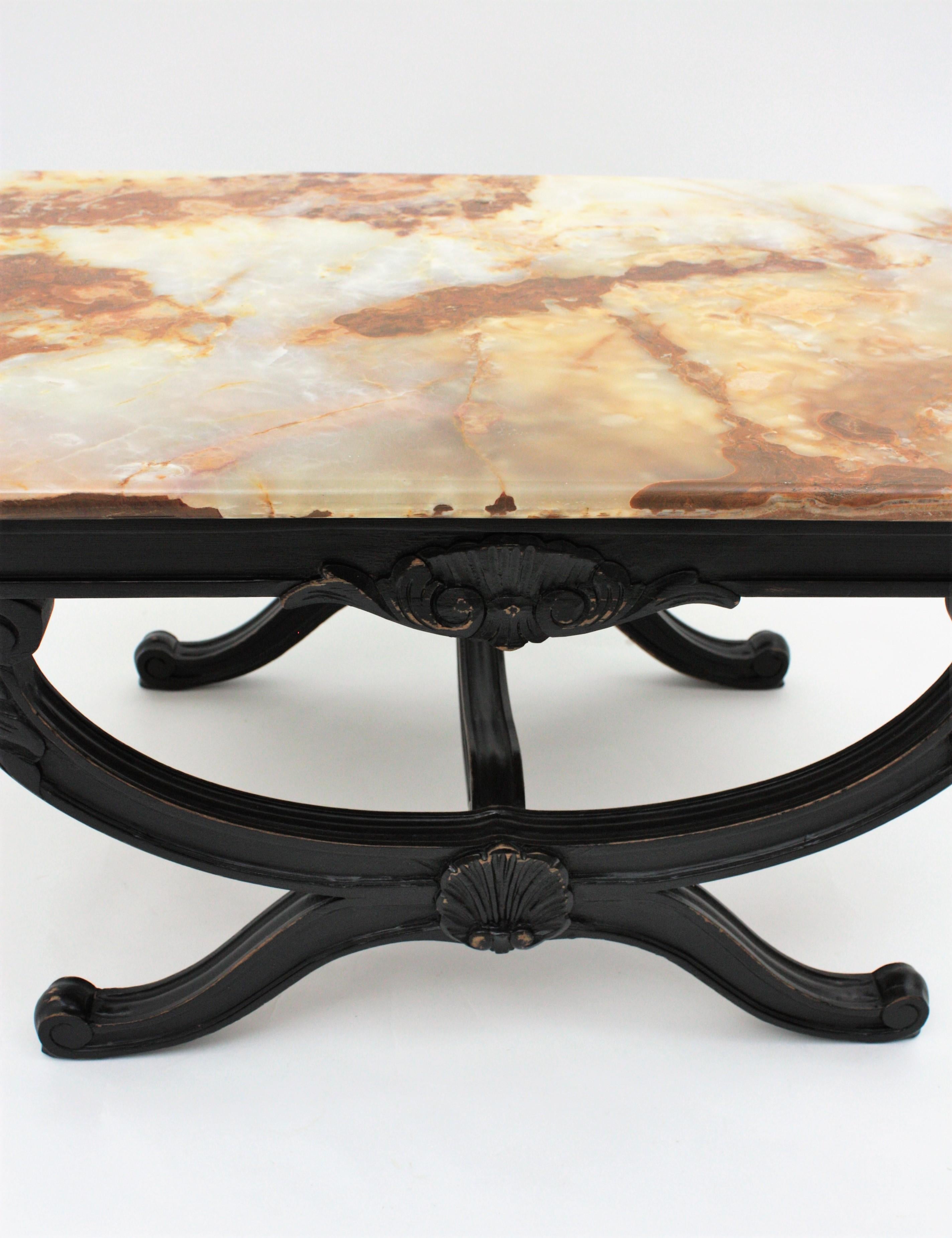 Mesa de centro de ónice con base de madera tallada en venta 4
