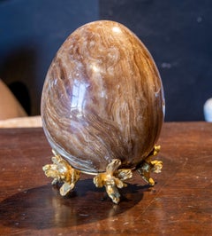 Pisapapeles de ónice francés en forma de huevo con base de bronce