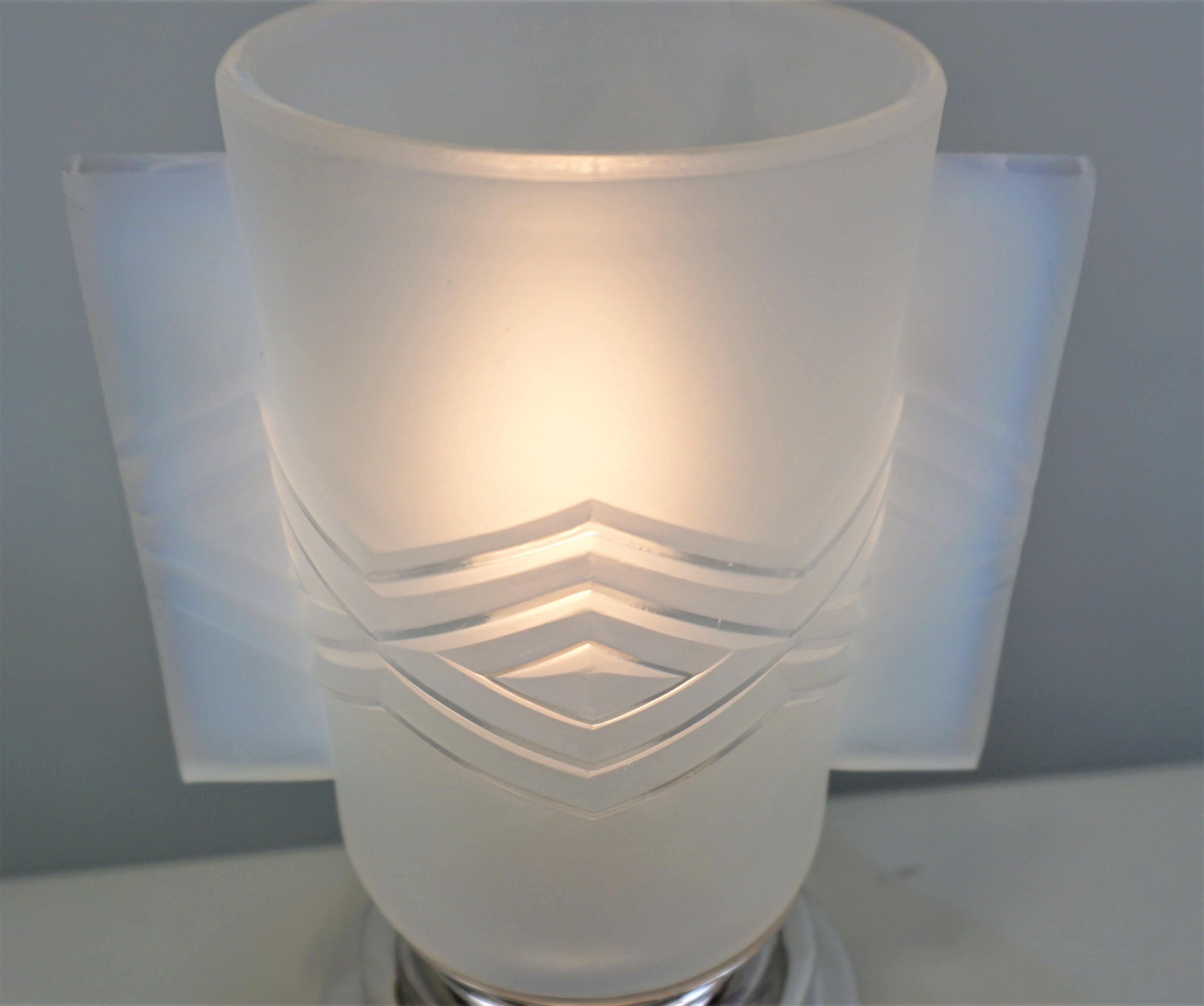 French Opalescent Glass Art Deco Table Lamp In Good Condition In Fairfax, VA