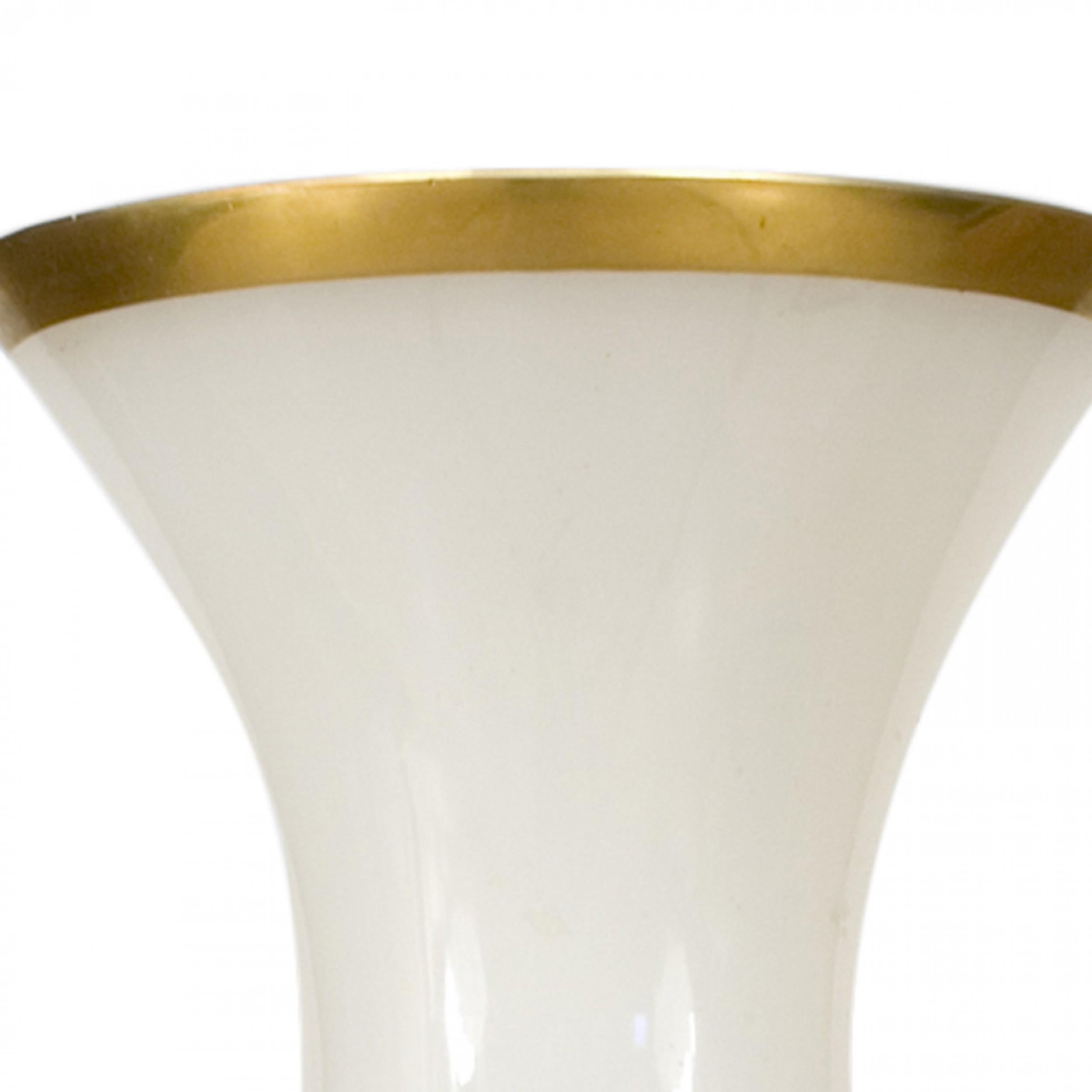 Vaso alto in vetro opalino e dorato francese (XIX/XX secolo) (scheggiature sul bordo superiore)