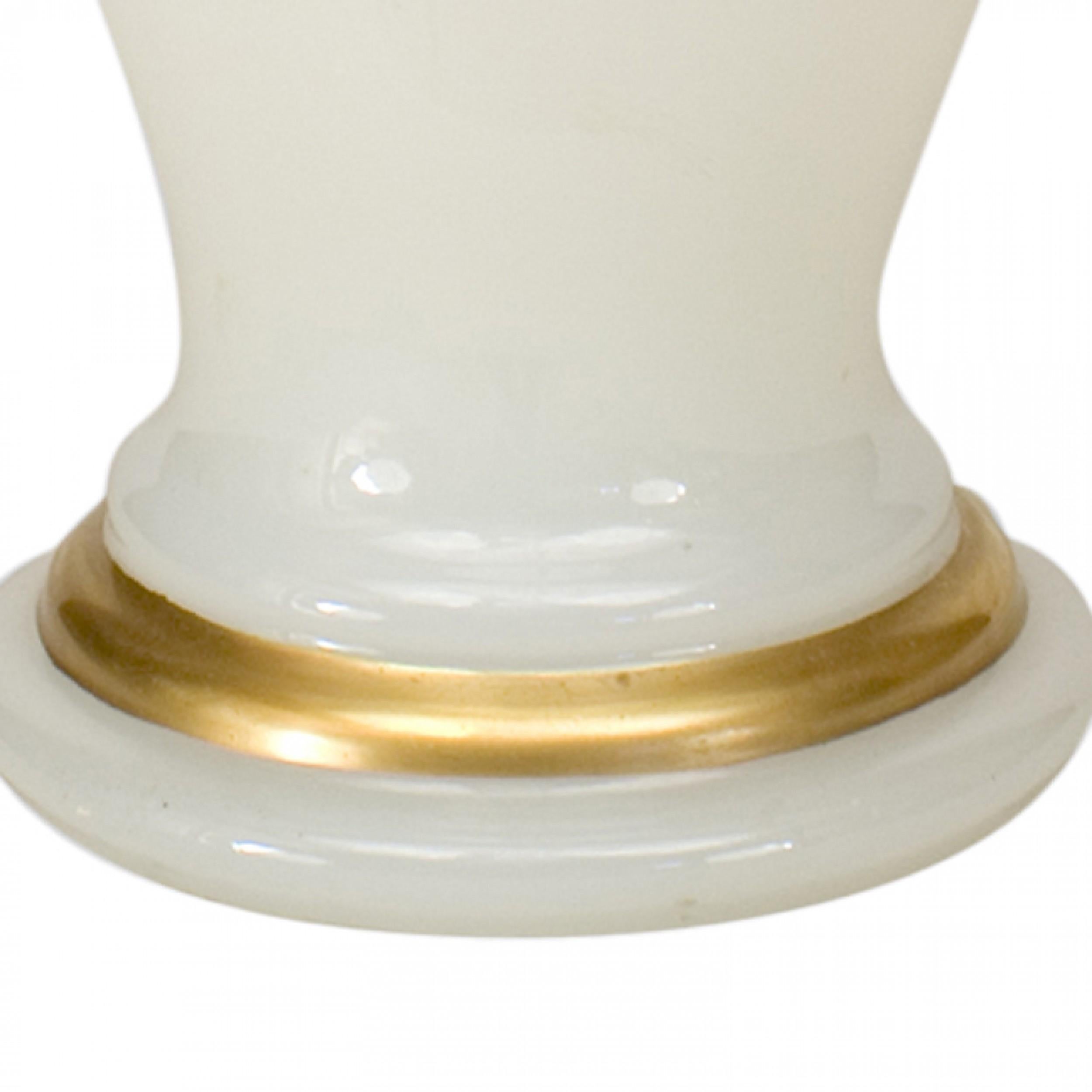 Vittoriano Vaso francese in vetro opalino e dorato in vendita