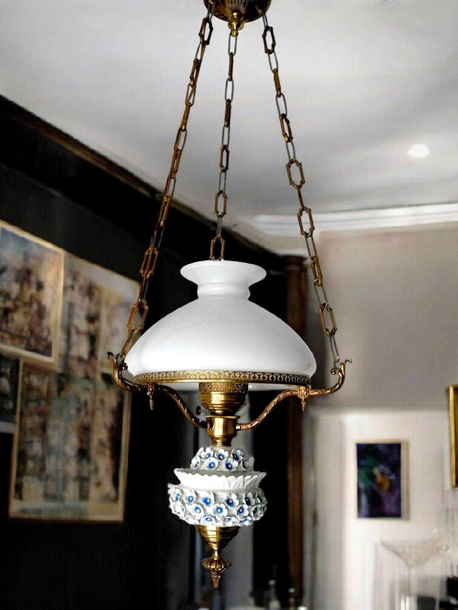 Lampada a petrolio a sospensione in vetro opalino e bronzo dorato con fiori di porcellana in vendita 7