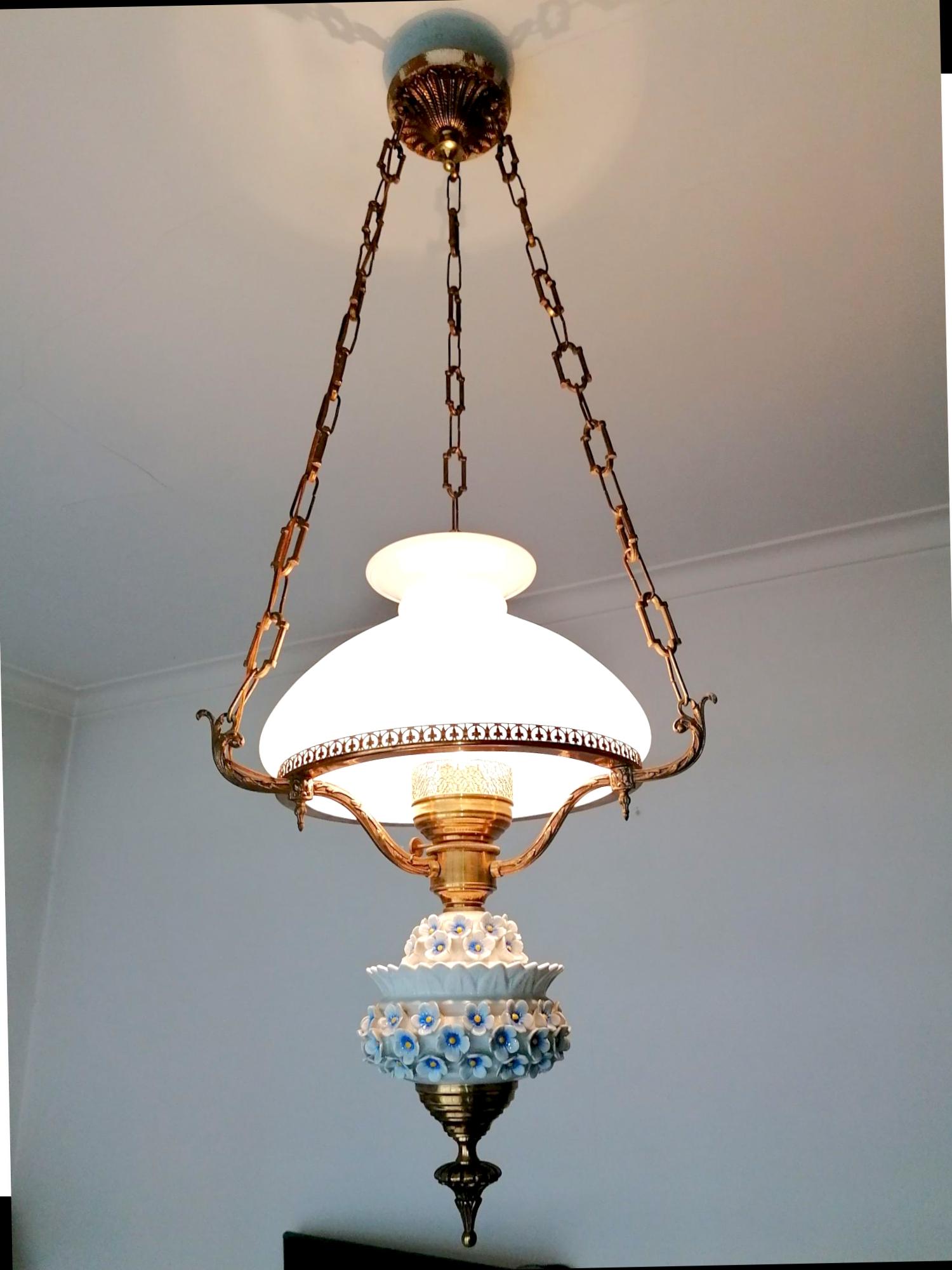 XX secolo Lampada a petrolio a sospensione in vetro opalino e bronzo dorato con fiori di porcellana in vendita