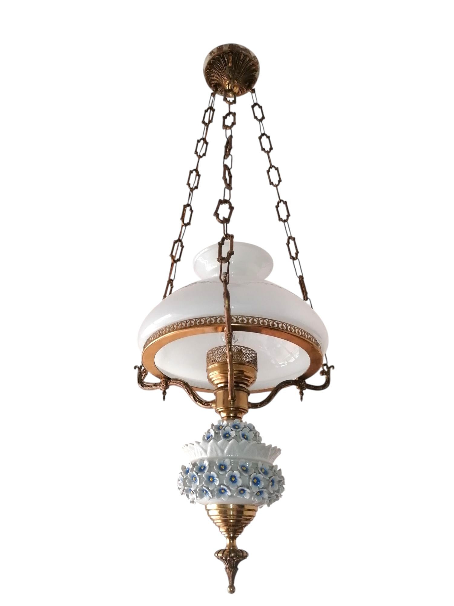 Calco Lampada a petrolio a sospensione in vetro opalino e bronzo dorato con fiori di porcellana in vendita