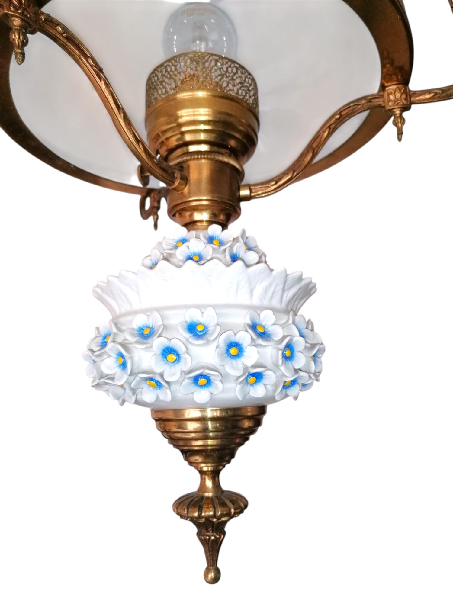 Lampada a petrolio a sospensione in vetro opalino e bronzo dorato con fiori di porcellana in vendita 2
