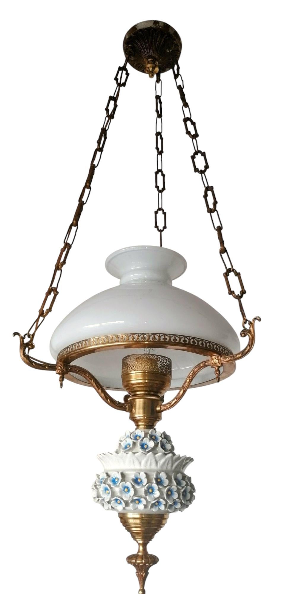 Art Déco Lampada a petrolio a sospensione in vetro opalino e bronzo dorato con fiori di porcellana in vendita