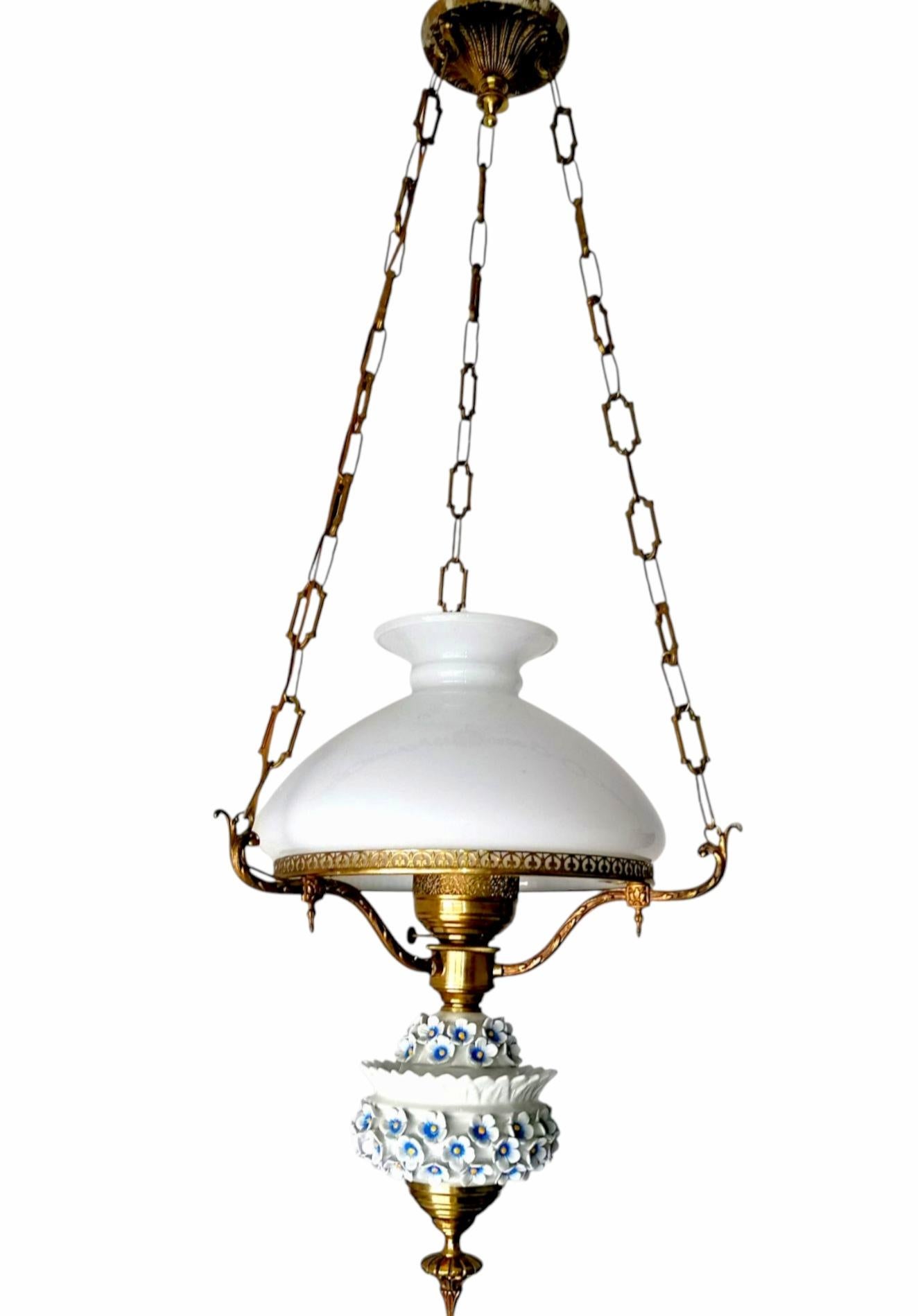Francese Lampada a petrolio a sospensione in vetro opalino e bronzo dorato con fiori di porcellana in vendita