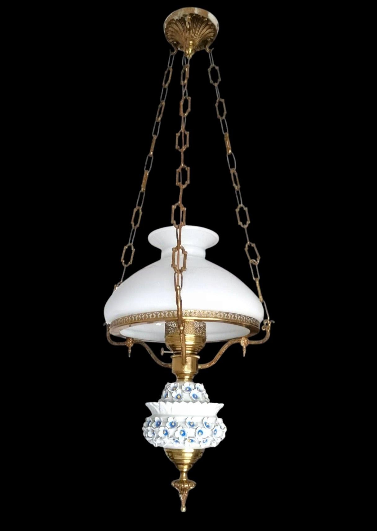 Lampada a petrolio a sospensione in vetro opalino e bronzo dorato con fiori di porcellana In condizioni buone in vendita a Coimbra, PT
