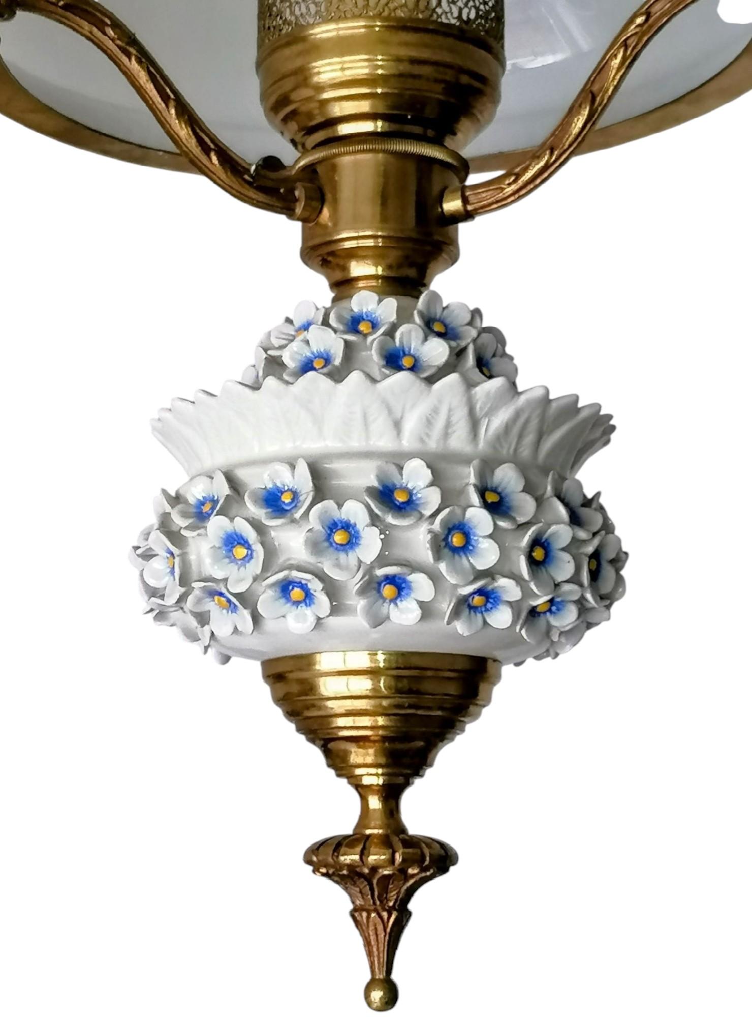 Ottone Lampada a petrolio a sospensione in vetro opalino e bronzo dorato con fiori di porcellana in vendita