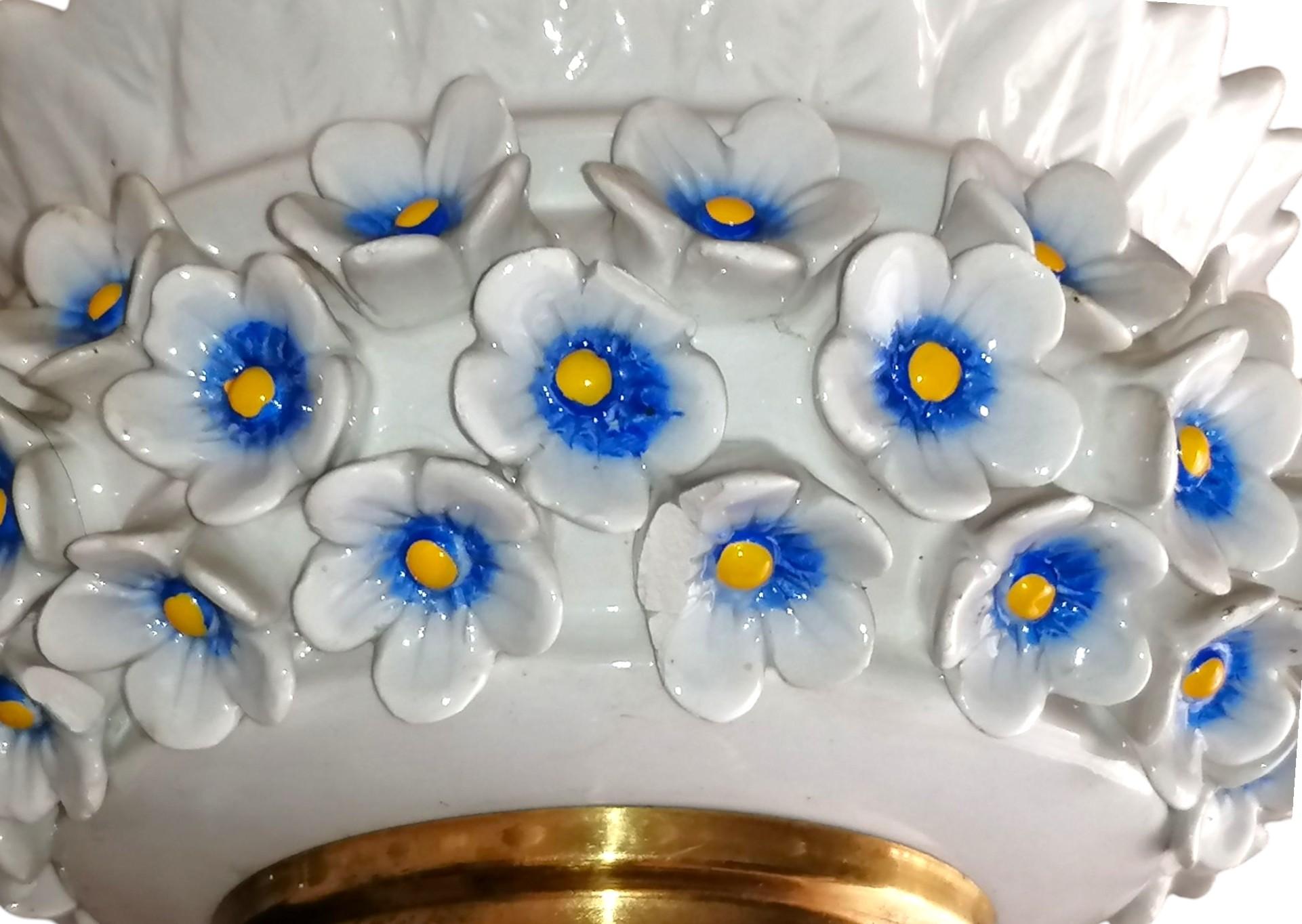 Lampada a petrolio a sospensione in vetro opalino e bronzo dorato con fiori di porcellana in vendita 3