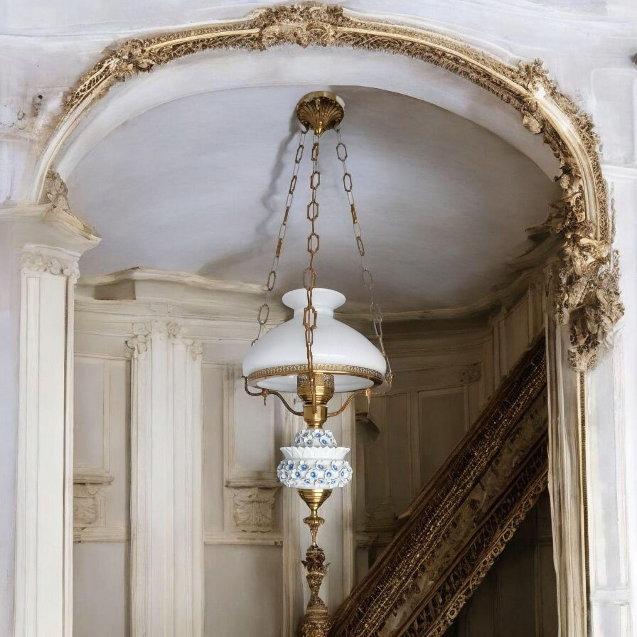 Lampada a petrolio a sospensione in vetro opalino e bronzo dorato con fiori di porcellana in vendita 5