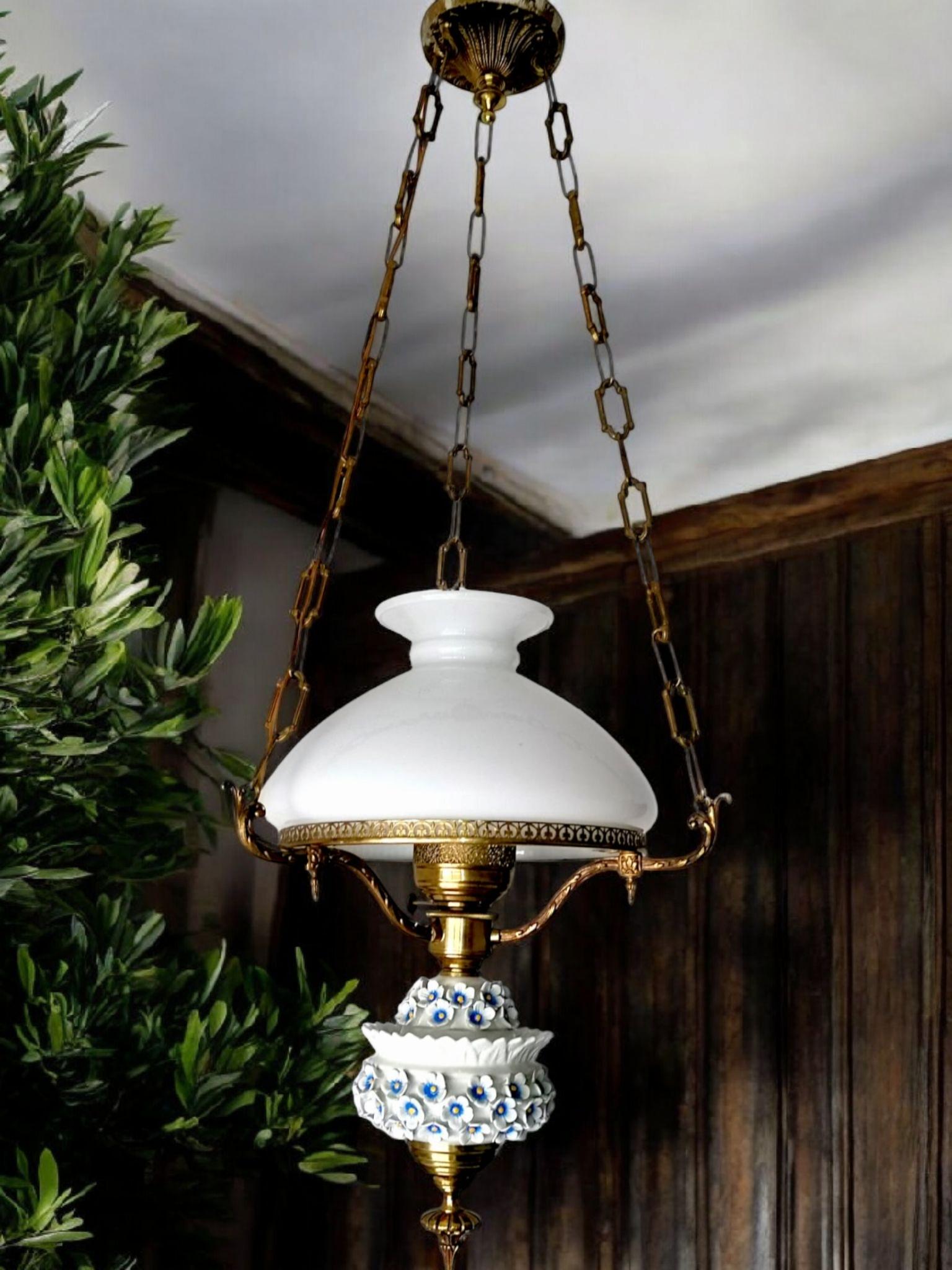 Lampada a petrolio a sospensione in vetro opalino e bronzo dorato con fiori di porcellana in vendita 6