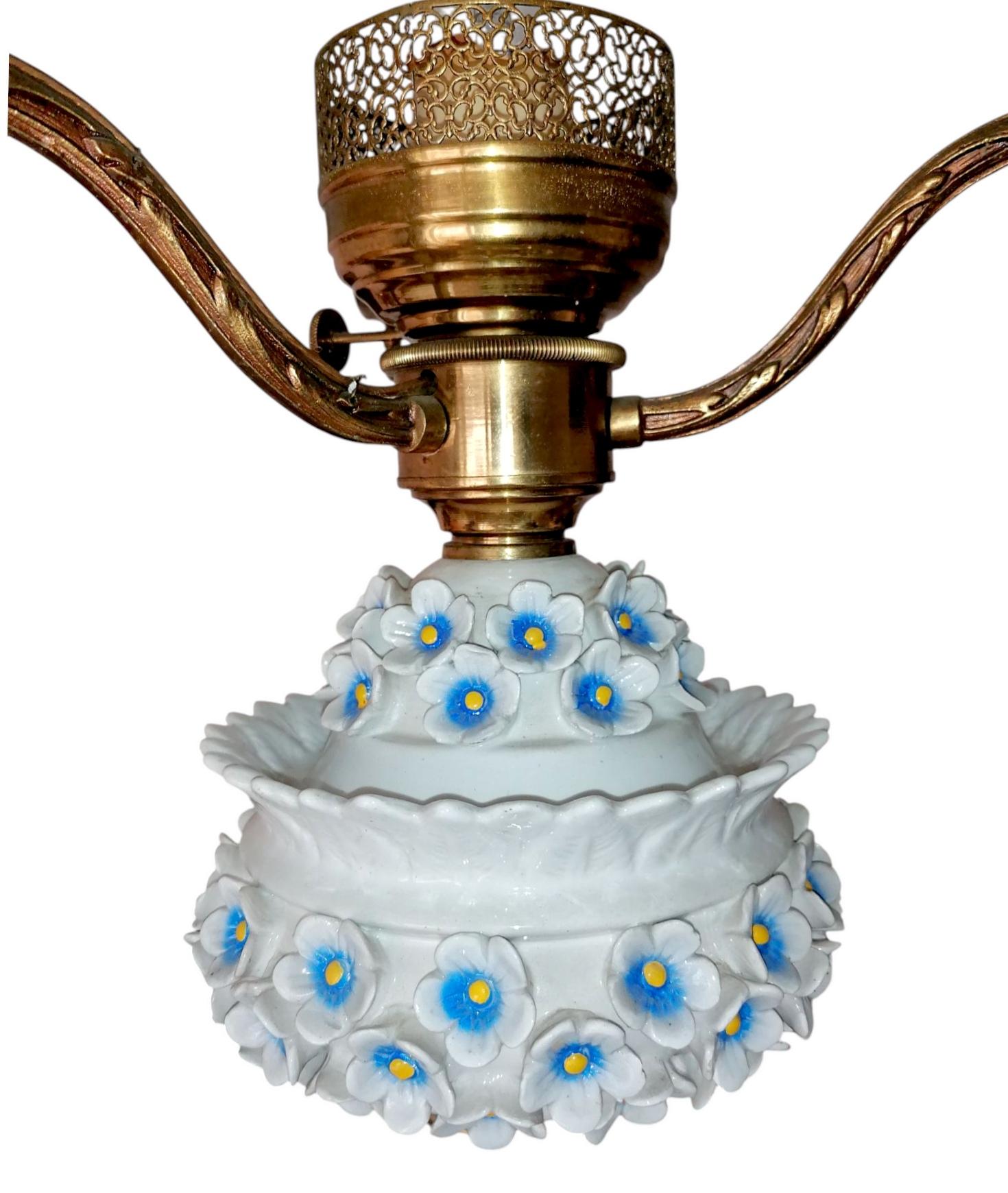 Lampada a petrolio a sospensione in vetro opalino e bronzo dorato con fiori di porcellana in vendita 1