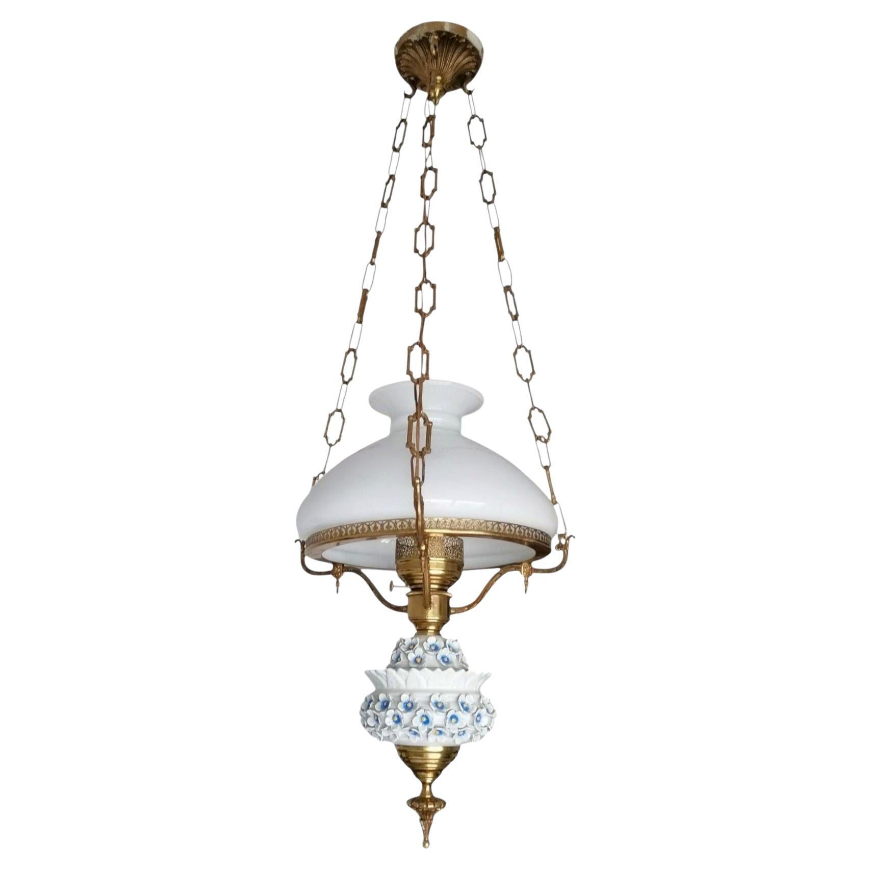 Lampada a petrolio a sospensione in vetro opalino e bronzo dorato con fiori di porcellana