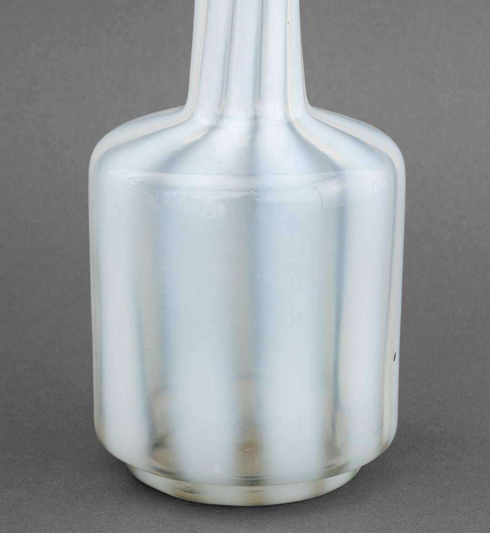 French Opaline Glass Bottle Vase (Moderne) im Angebot
