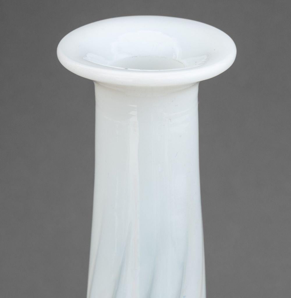 French Opaline Glass Bottle Vase (Französisch) im Angebot