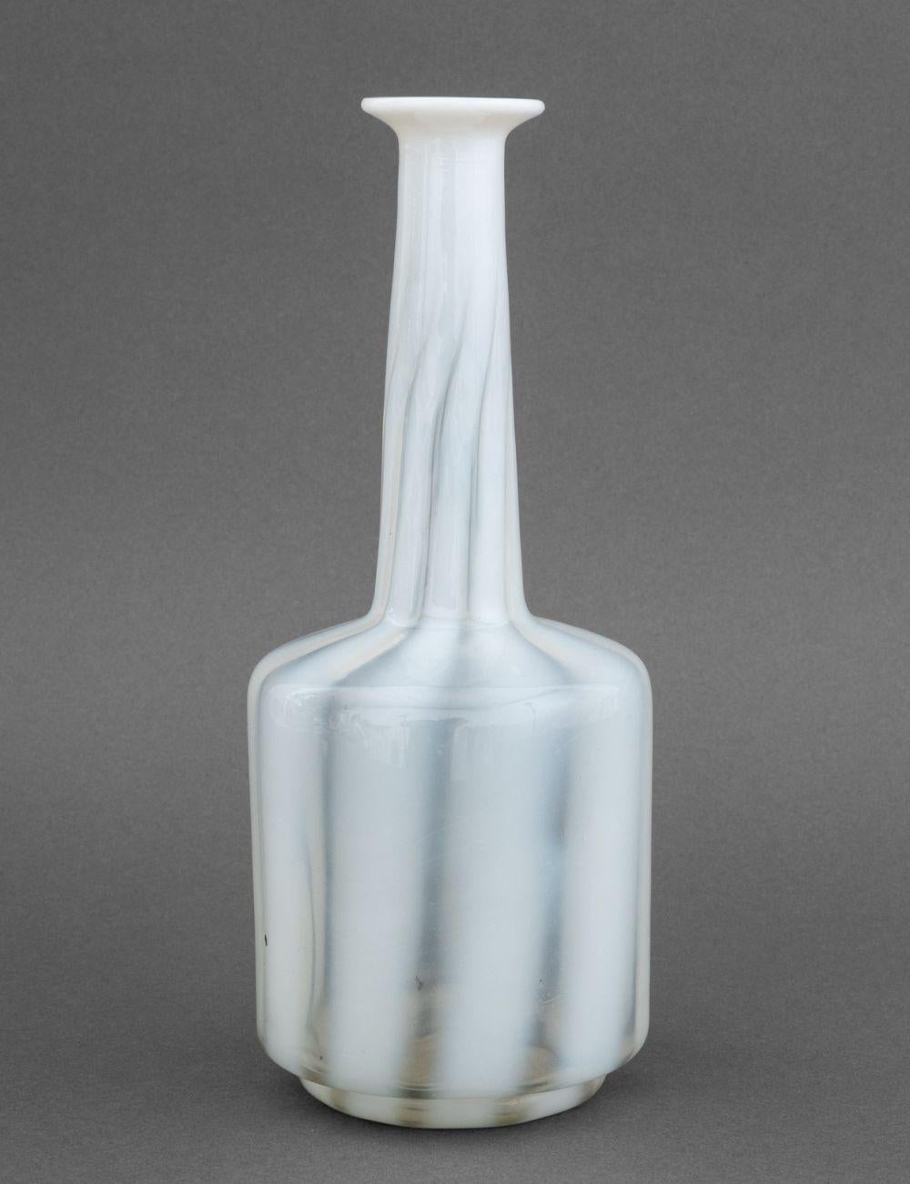 French Opaline Glass Bottle Vase (20. Jahrhundert) im Angebot