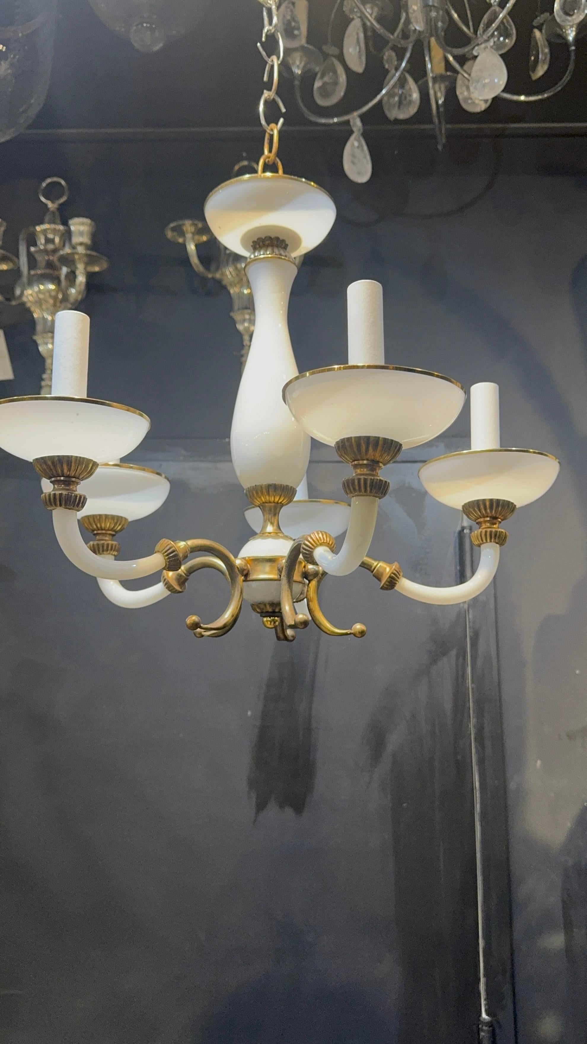 Lustre en verre opalin français des années 1940 avec des ferrures en bronze.