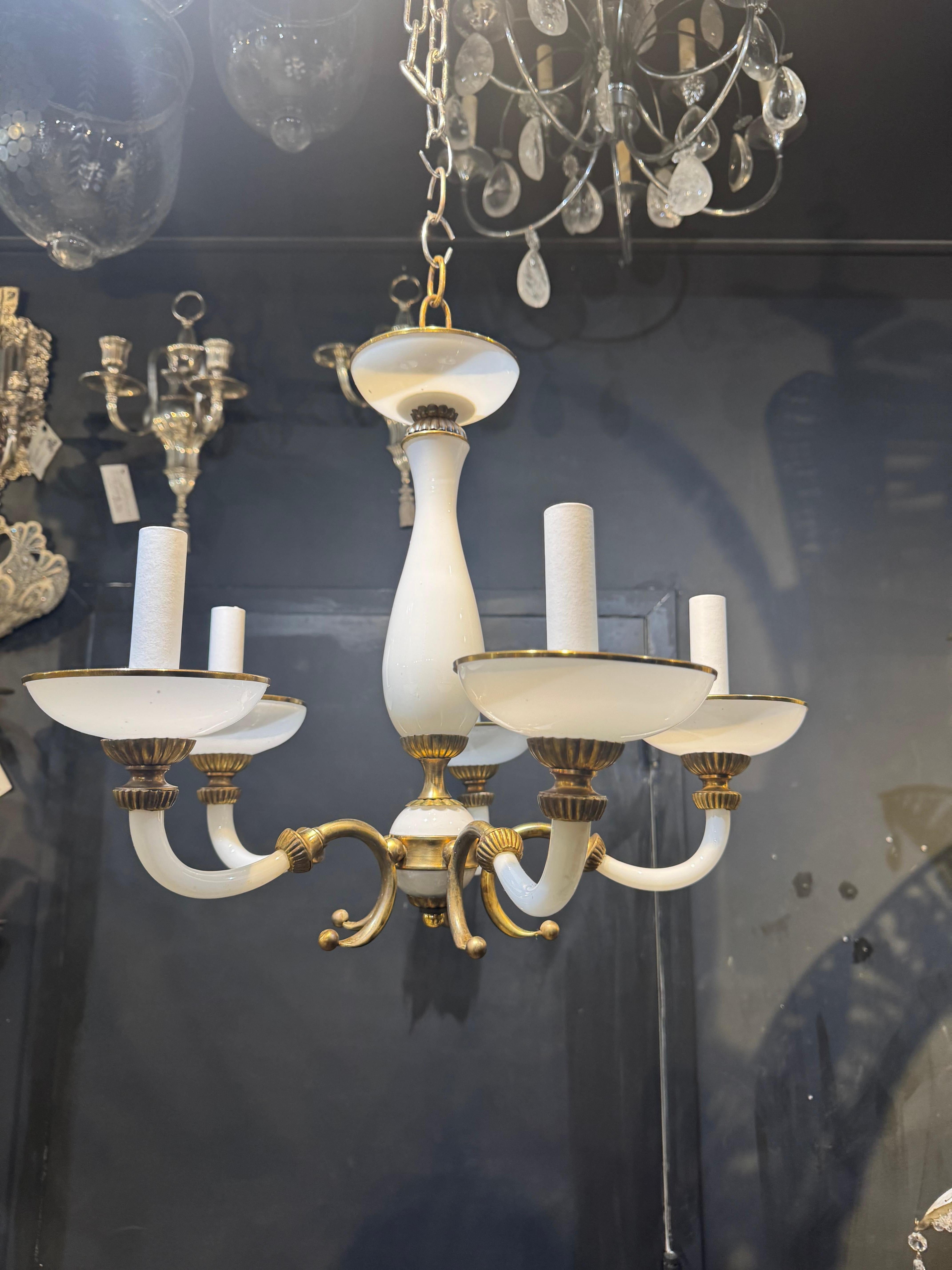 Français Lustre en verre French Opaline en vente