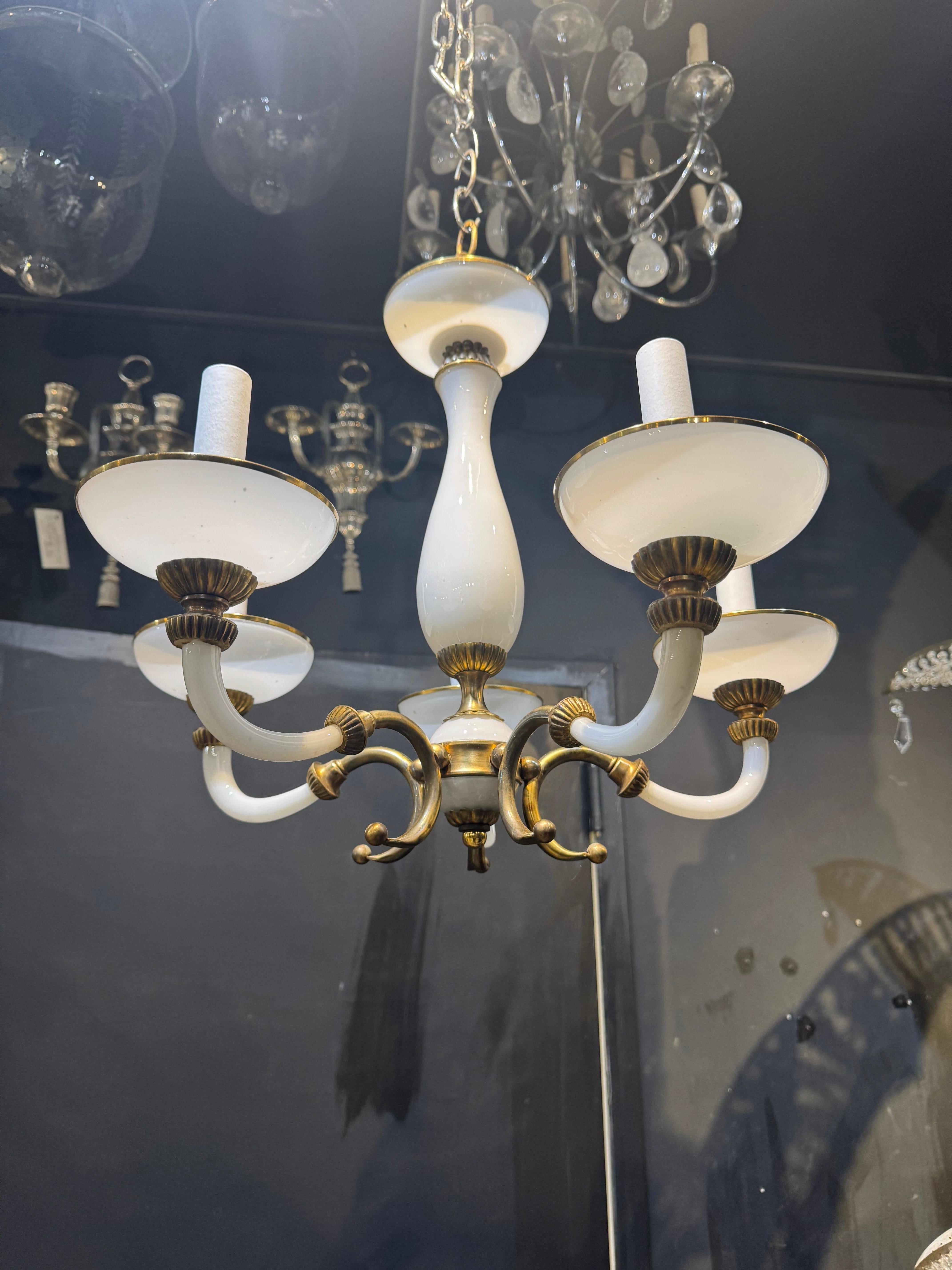 Milieu du XXe siècle Lustre en verre French Opaline en vente