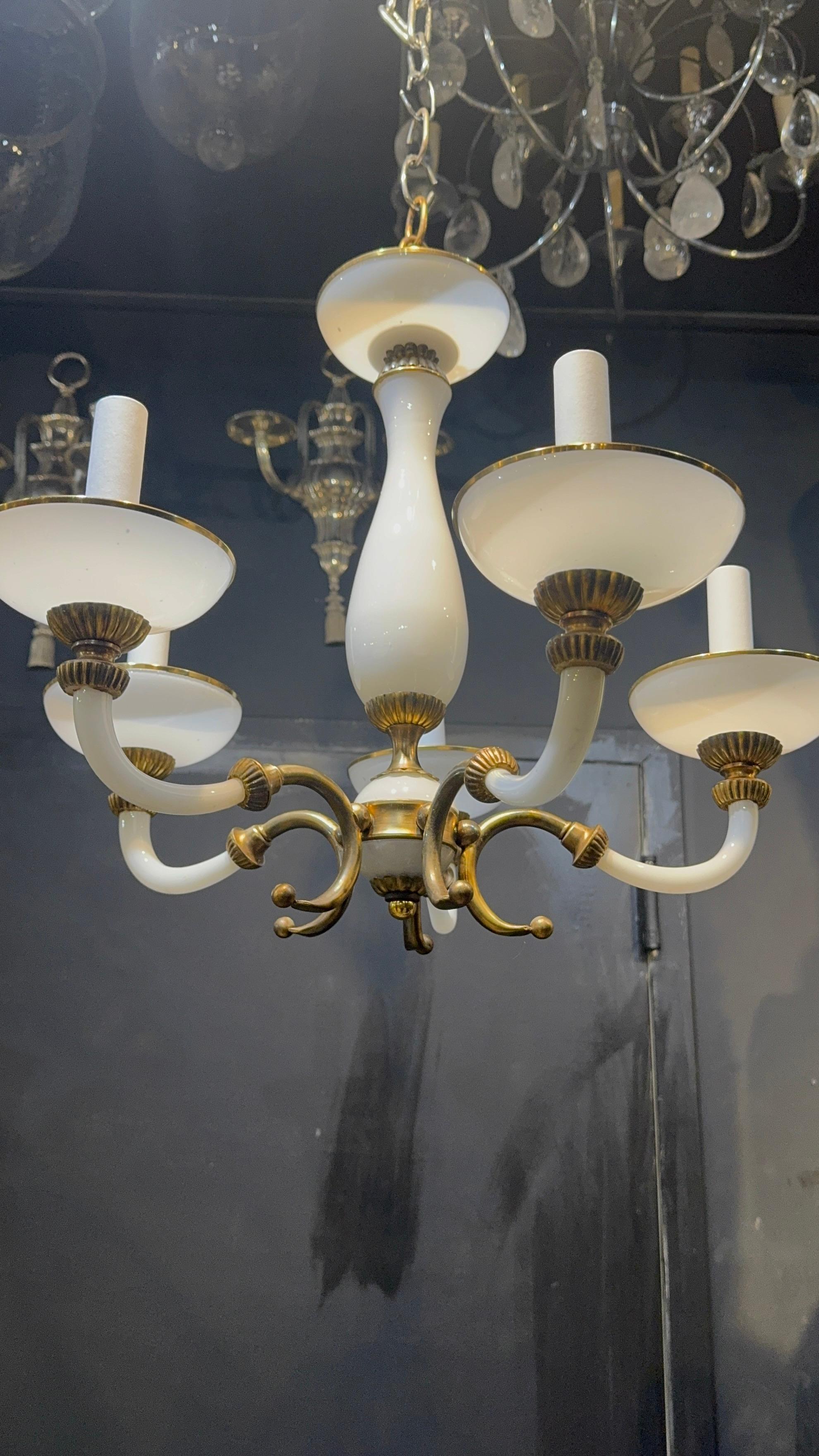 Lustre en verre French Opaline en vente 2