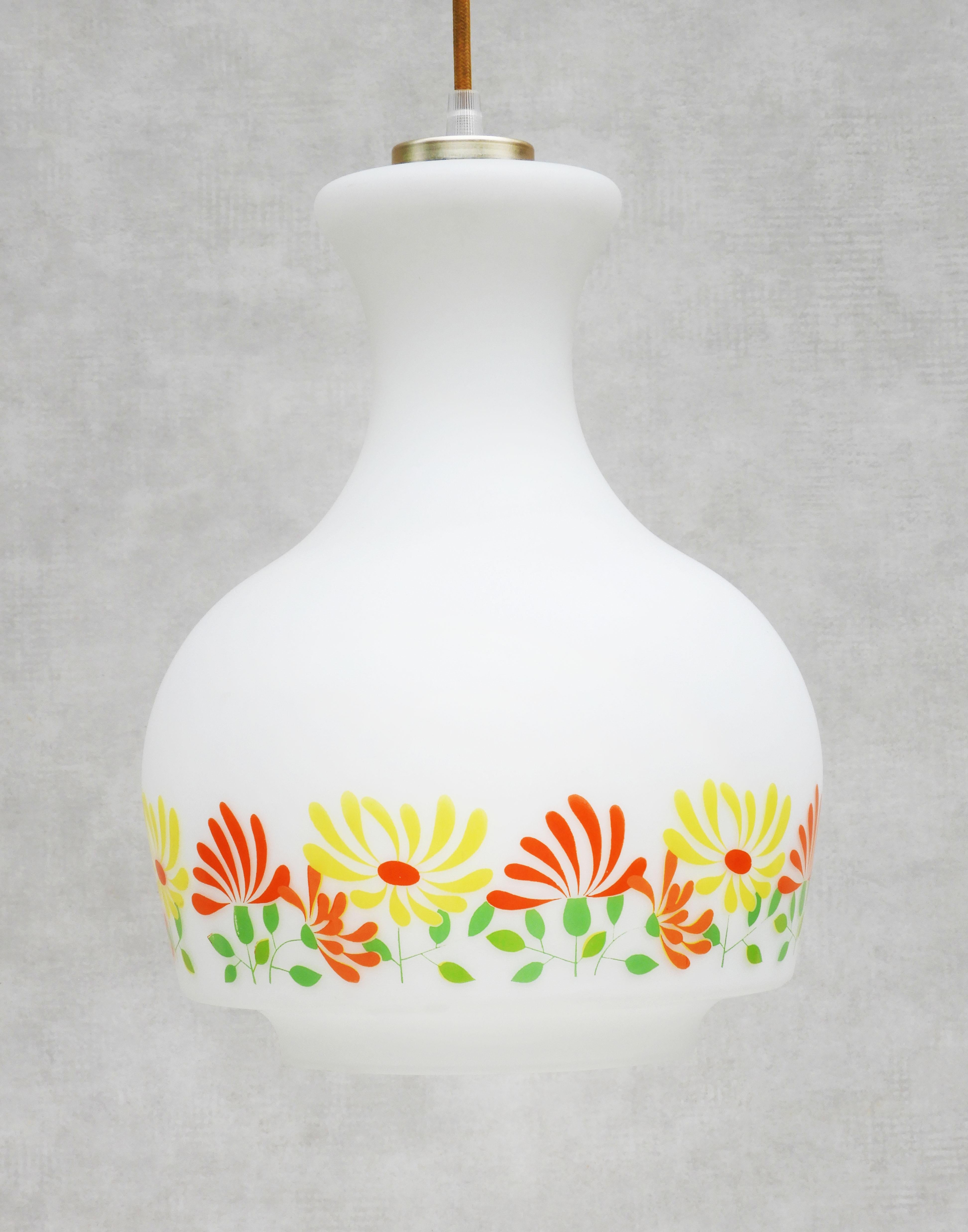 Plafonnier français en opaline des années 70. Une charmante frise de fleurs orne le verre opalin satiné, dégageant une merveilleuse lumière diffuse lorsqu'il est allumé.  En excellent état vintage, sans perte de verre. Recâblage avec toutes les