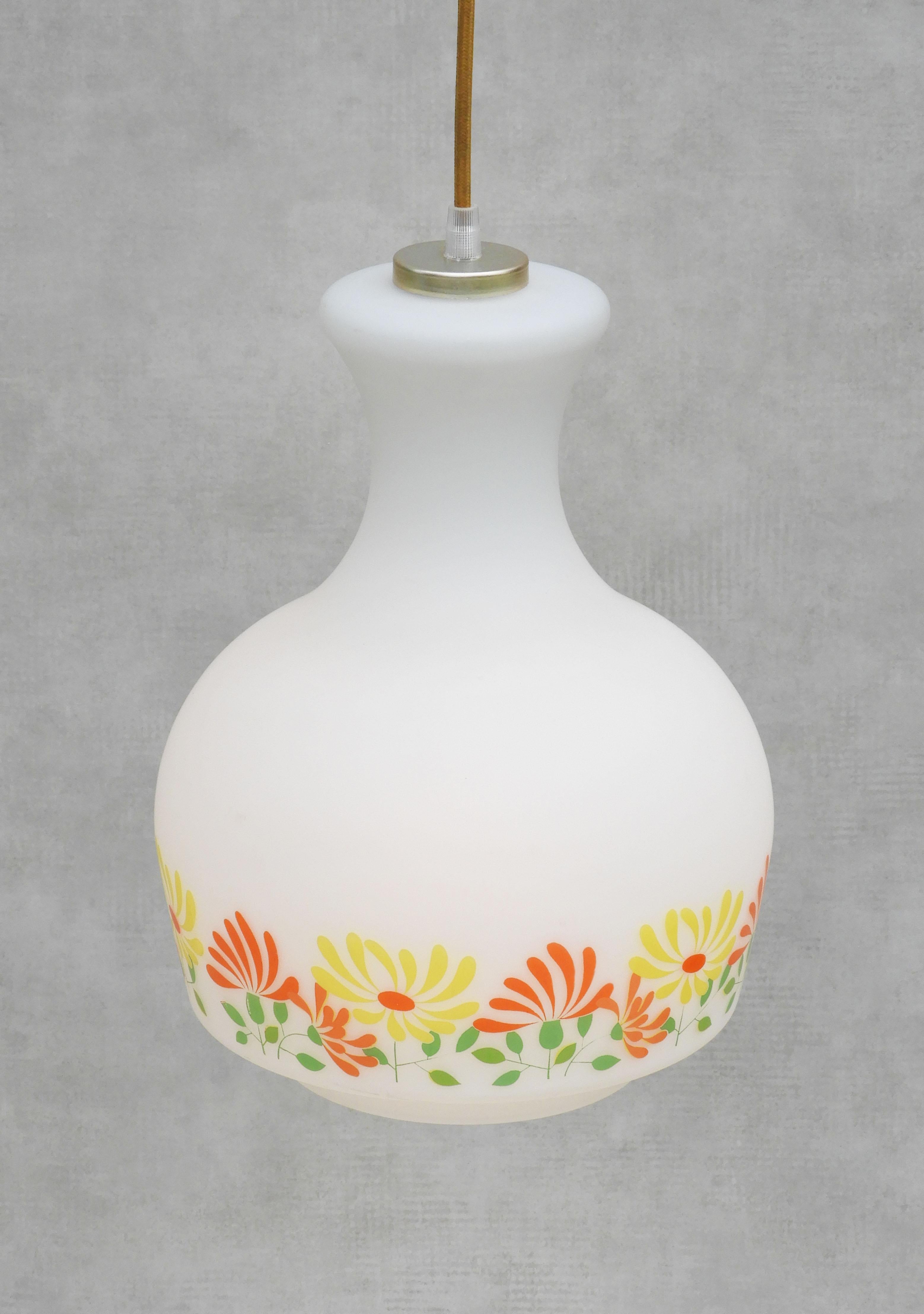 Verre opalin Lampe à suspension à fleurs en verre opalin français, années 1970 en vente
