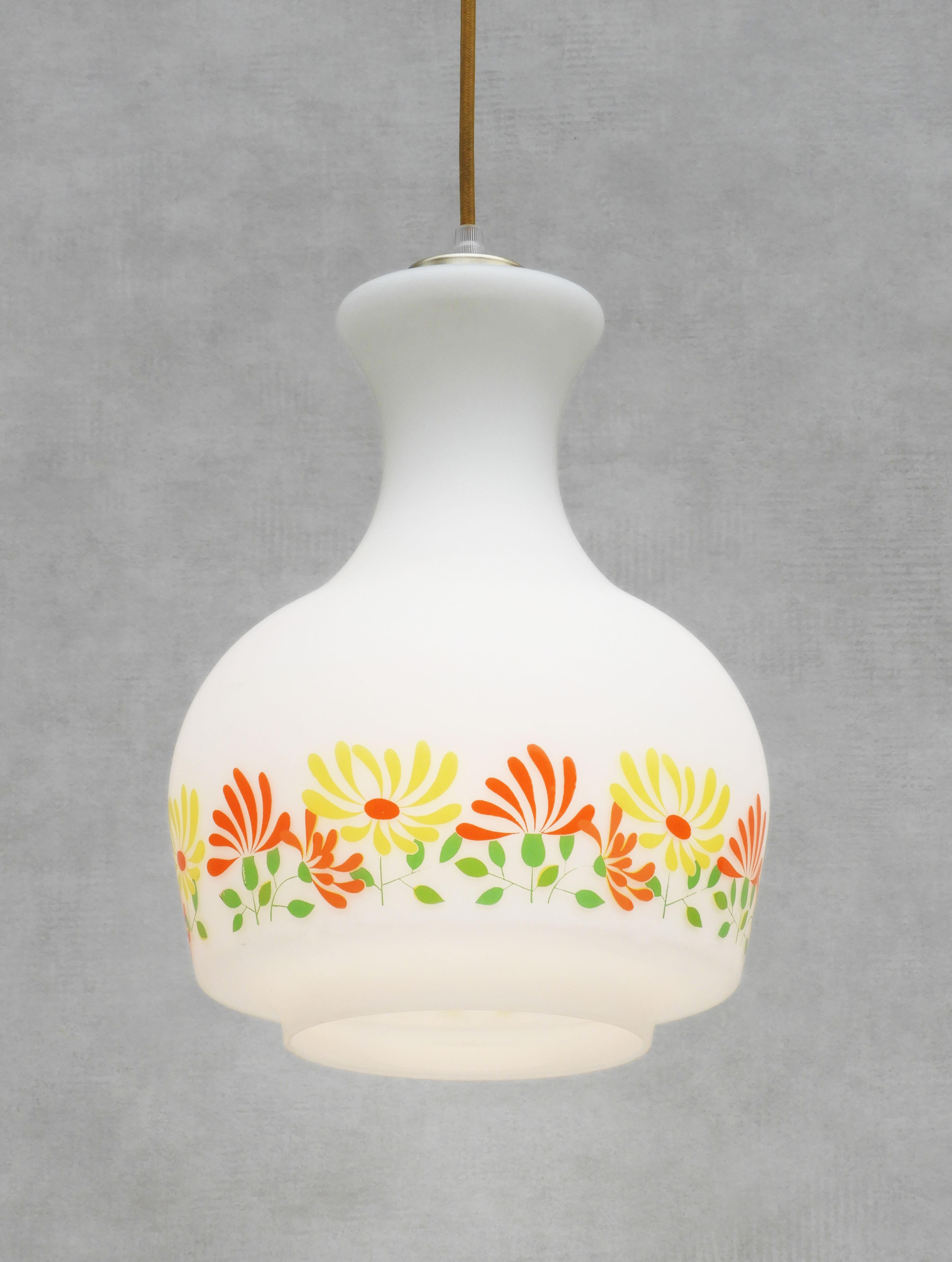 Lampe à suspension à fleurs en verre opalin français, années 1970 en vente 1
