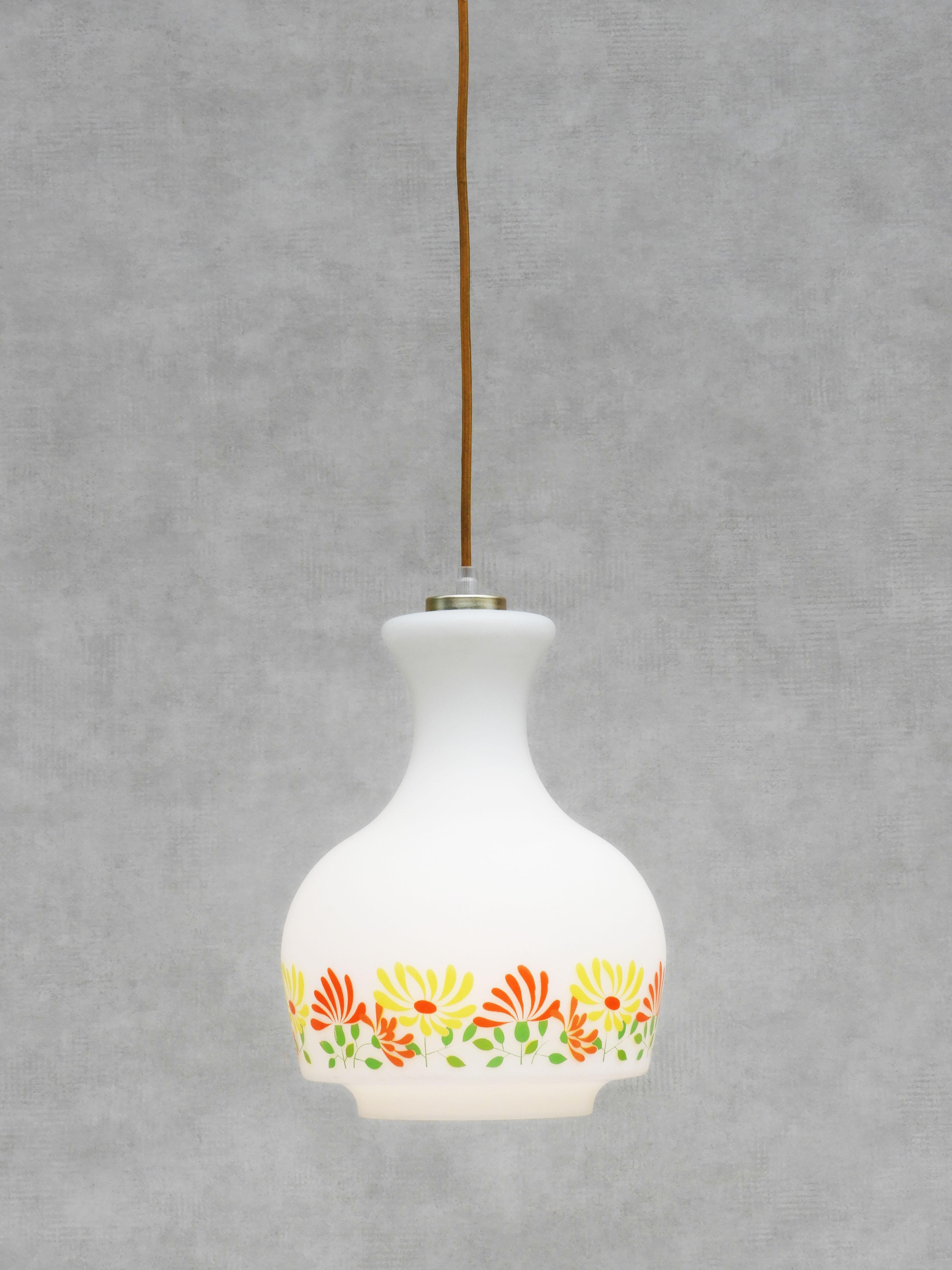 Lampe à suspension à fleurs en verre opalin français, années 1970 en vente 2