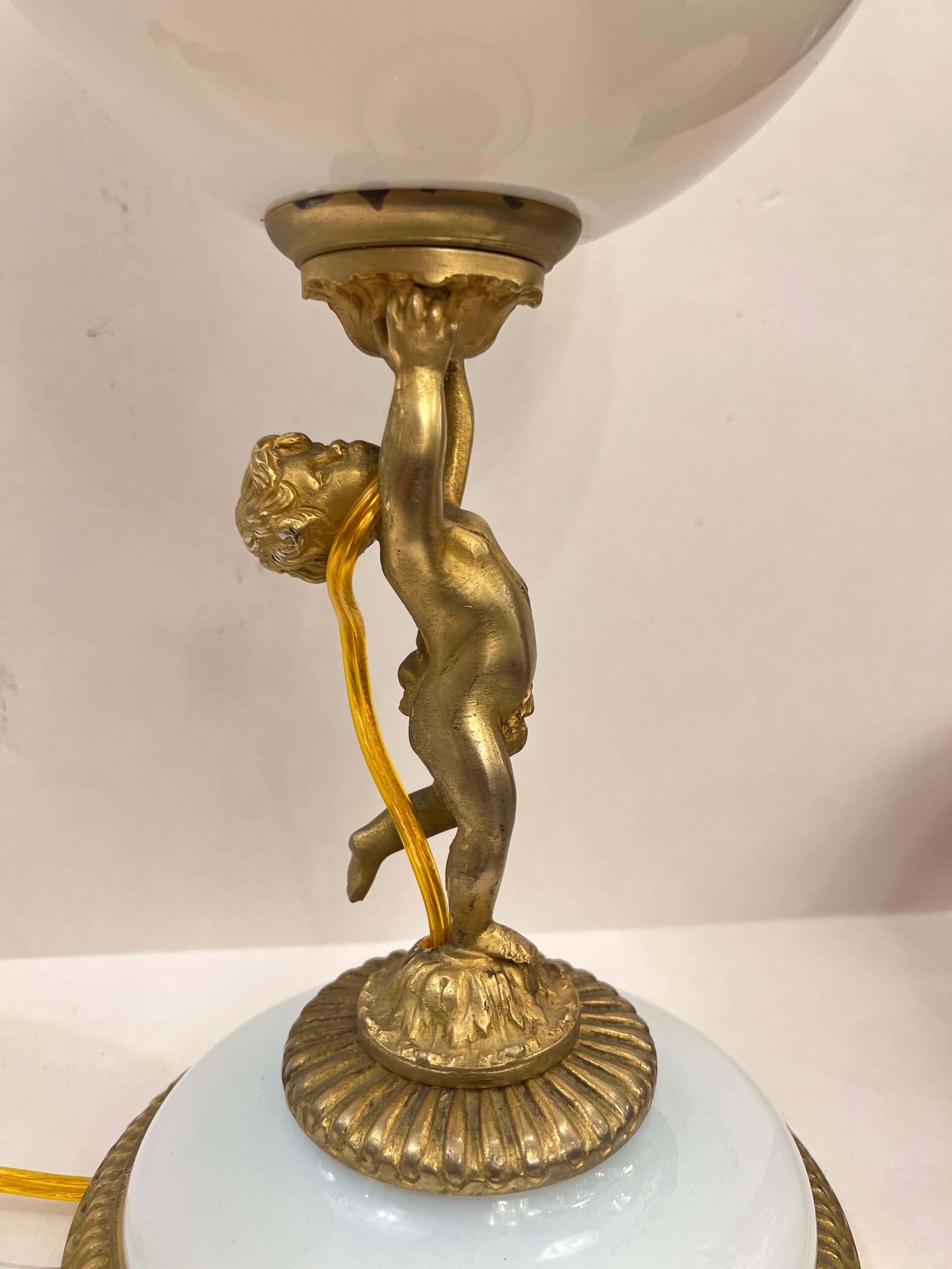 Lámpara de cristal French Opaline en Bueno estado para la venta en New York, NY