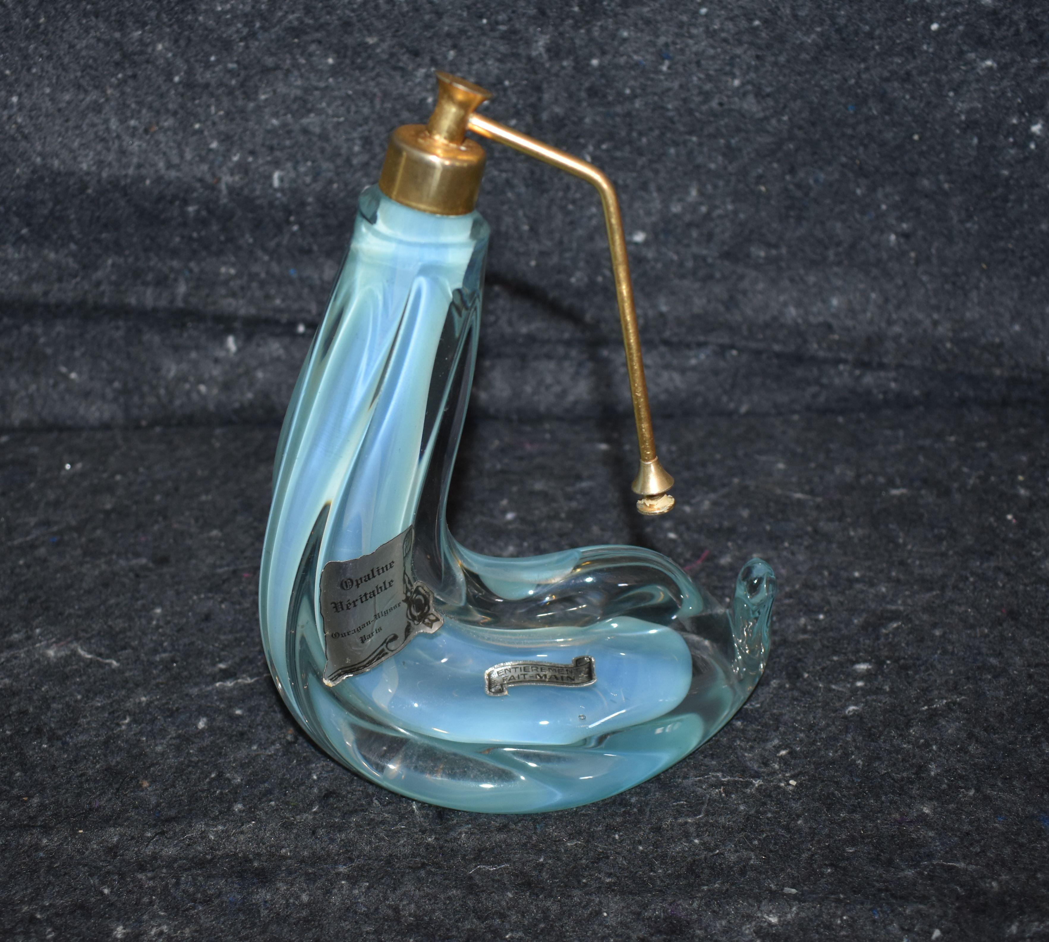 Fin du 20e siècle Flacon de parfum en verre opalin français en vente