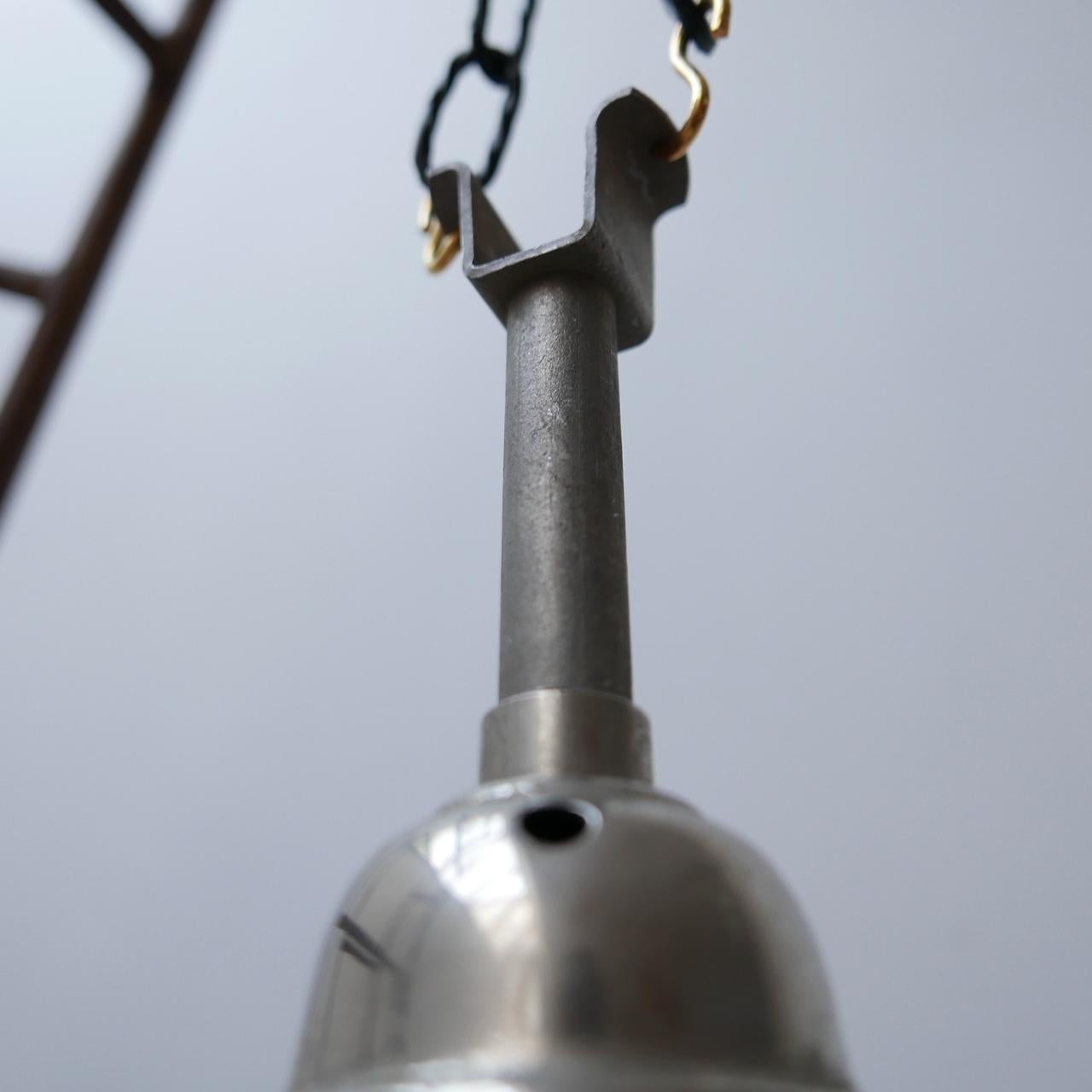 Una lampada a sospensione a gradini. 

Piano opalino bicolore e base in vetro acidato. 

Insolita base a gradini che ricorda l'increspatura di uno stagno,

Francia, anni '1940 circa. 

Dimensioni: 39 altezza x 22 diametro in cm.