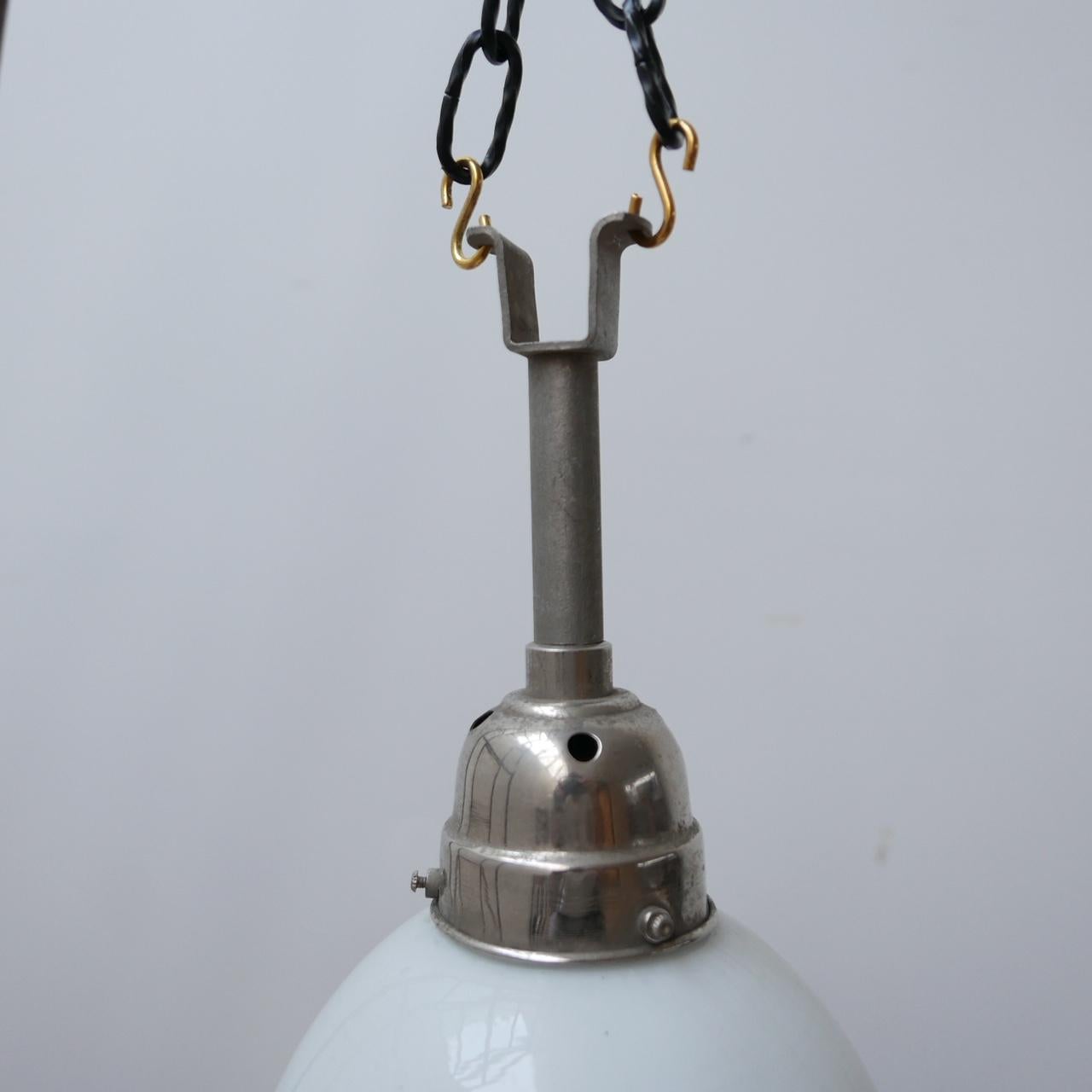 Français Lampe à suspension à gradins en verre opalin français en vente