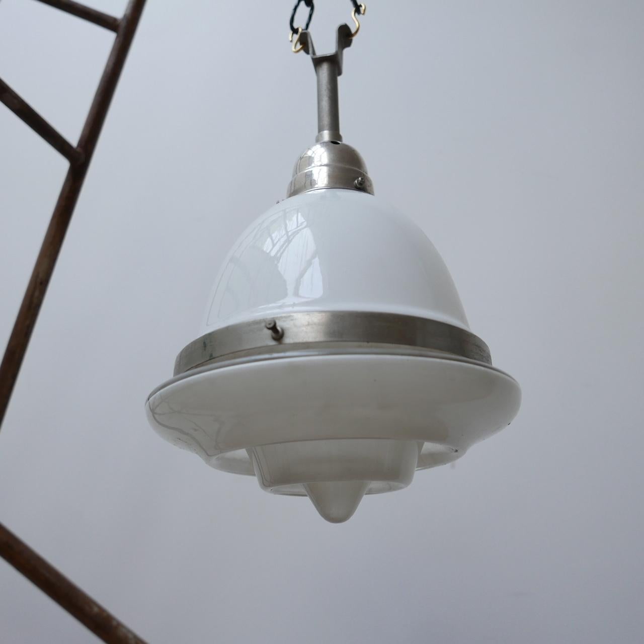 Ottone Lampada a sospensione a gradini in vetro opalino francese in vendita
