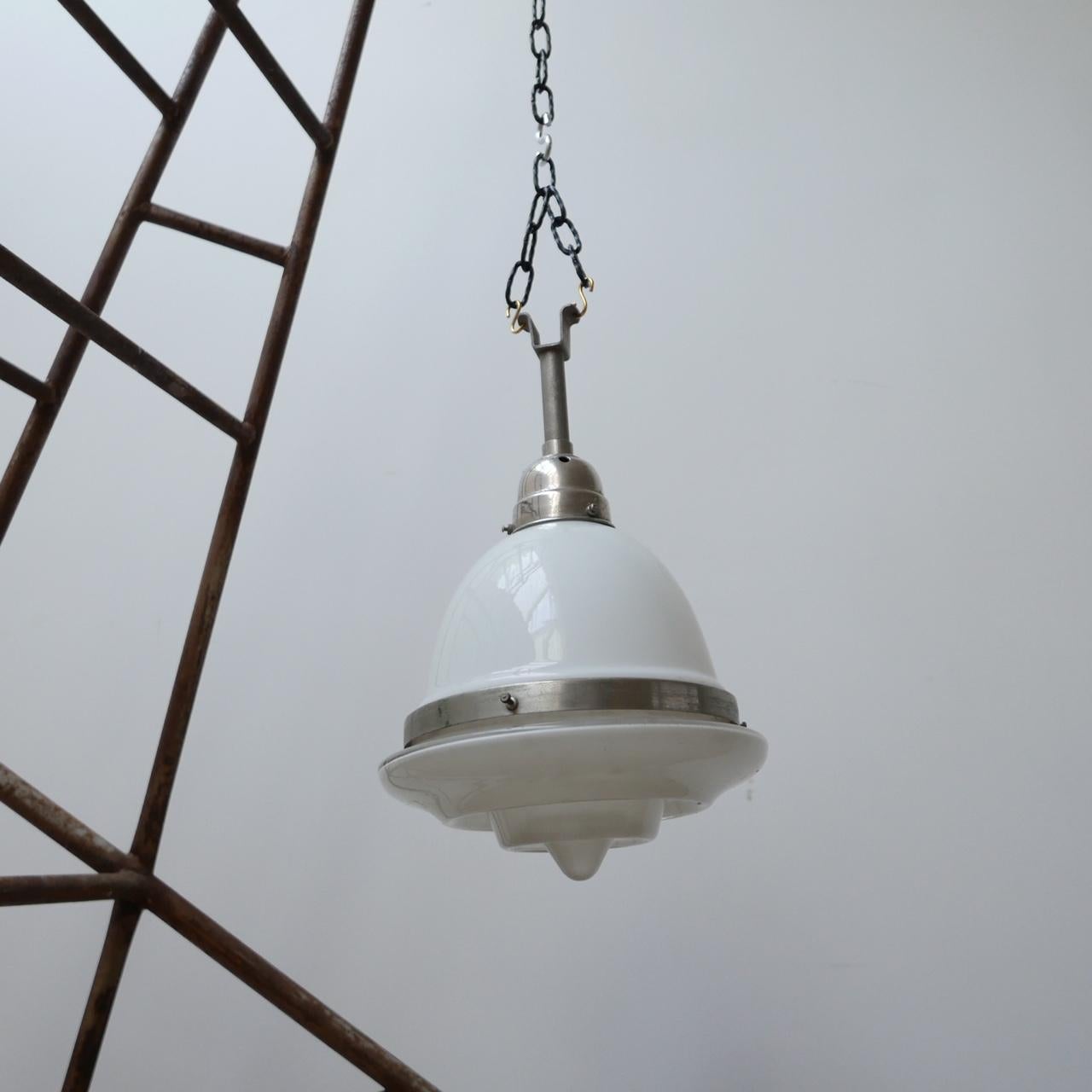 Lampada a sospensione a gradini in vetro opalino francese in vendita 1