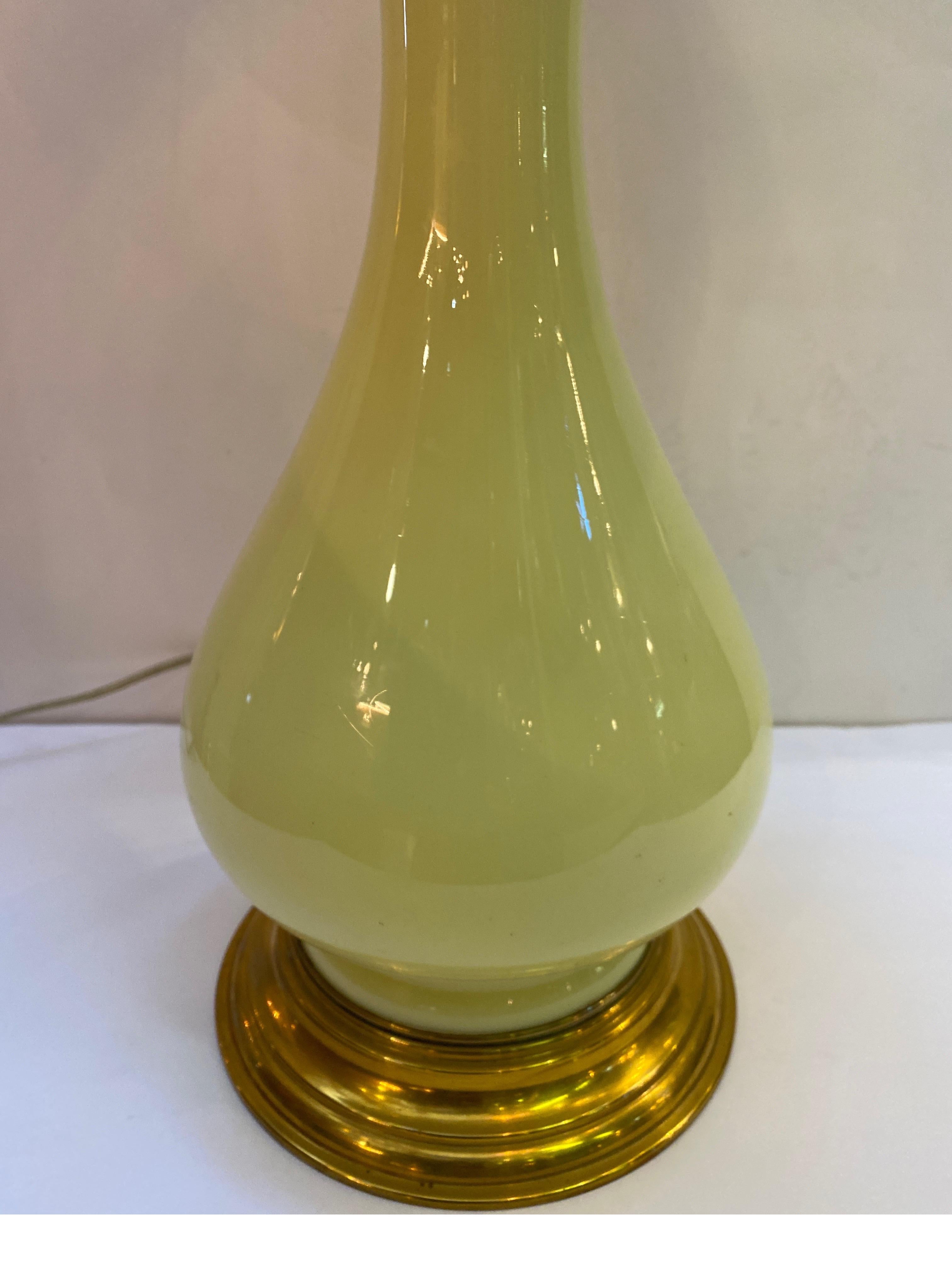 Français Élégante lampe française en verre opalin et laiton, circa 1950