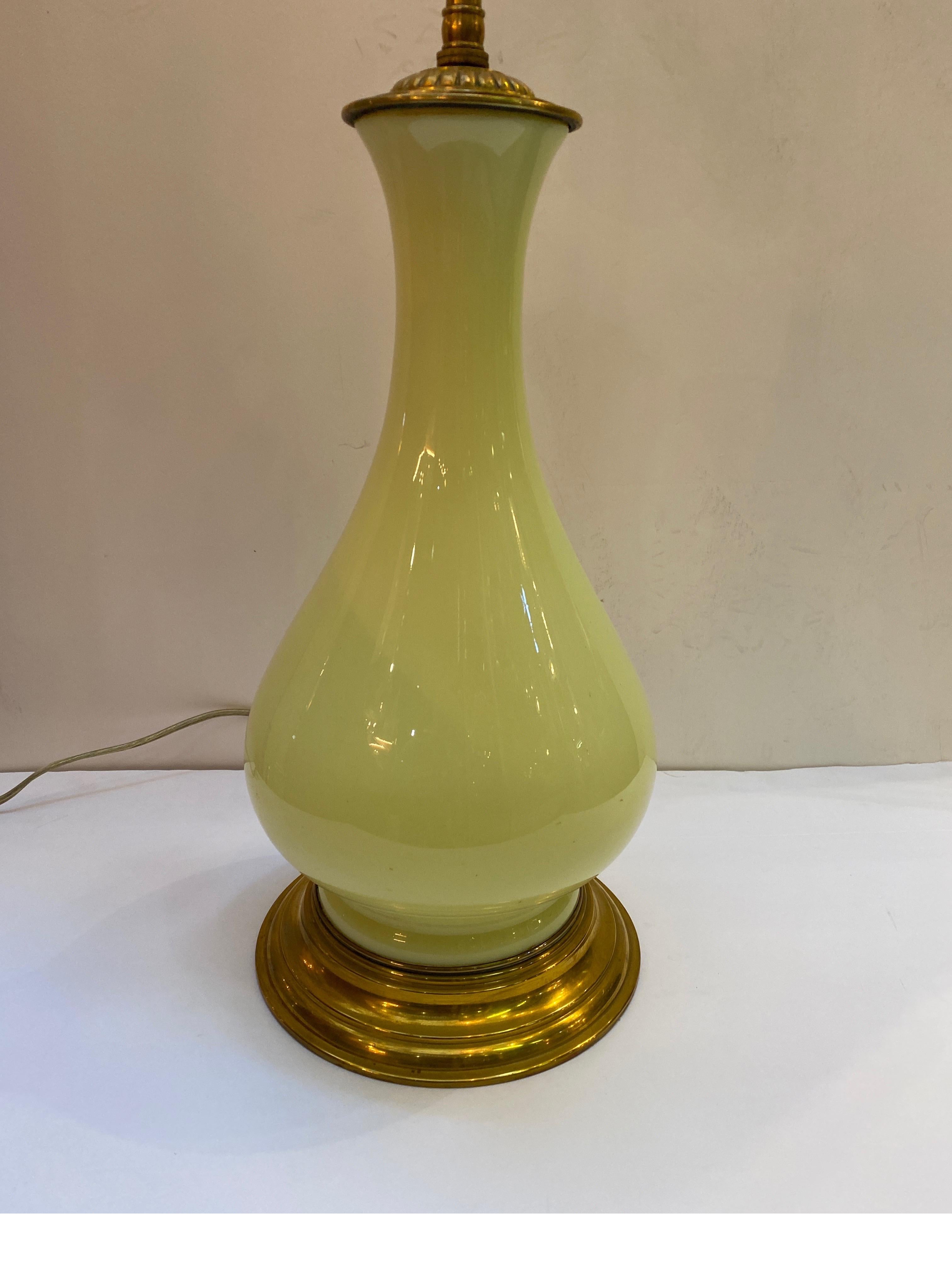 Élégante lampe française en verre opalin et laiton, circa 1950 2