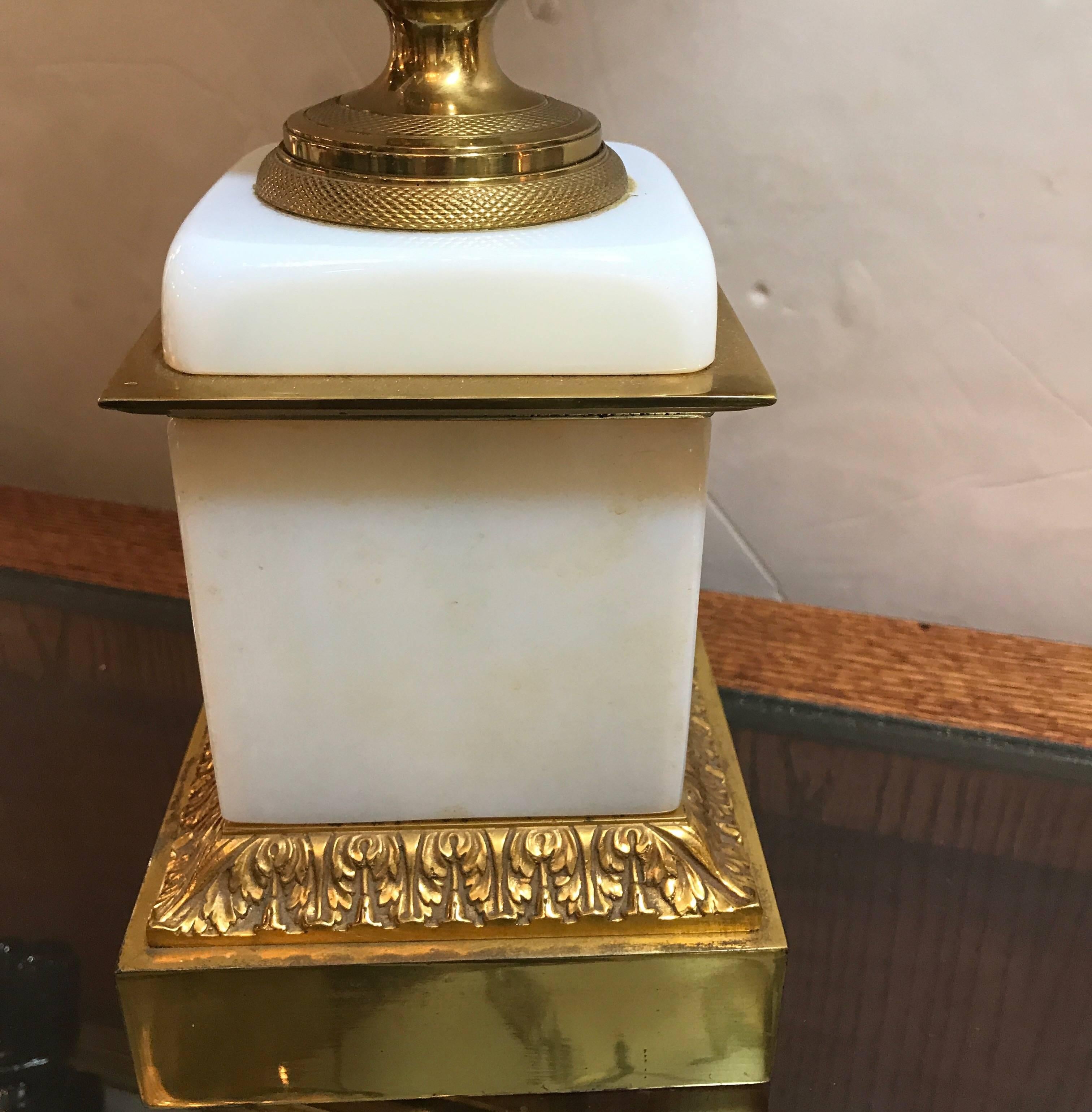Hollywood Regency French Opaline Neoclassical Urn Lamp with Gilt Bronze Mounts In Excellent Condition In Lambertville, NJ