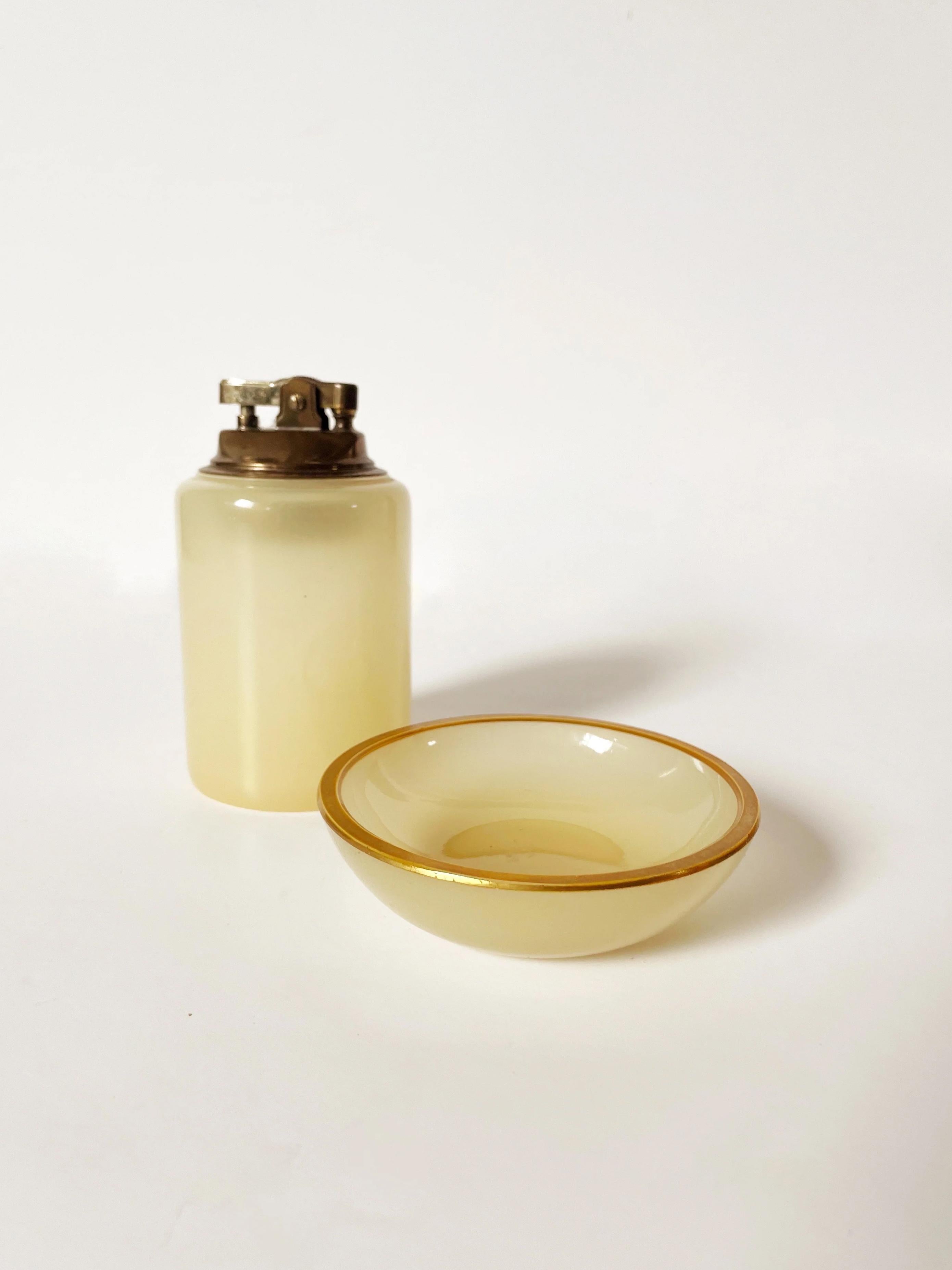 Französisches Opal-Rauchbesteck mit Leuchte und Aschenbecher (Mitte des 20. Jahrhunderts) im Angebot