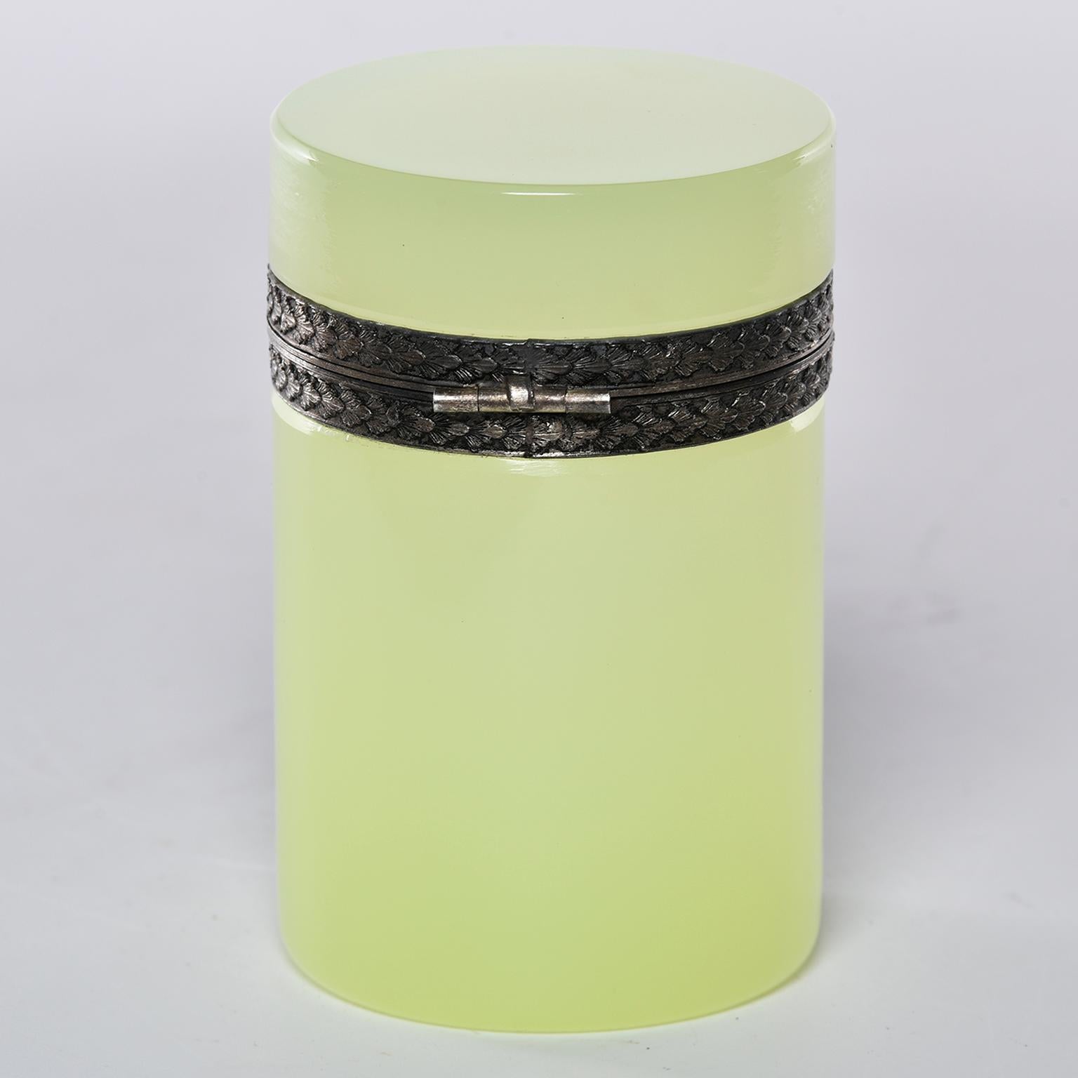 French Opaline Uranium Glass Cylindrical Hinged Box In Good Condition In Troy, MI