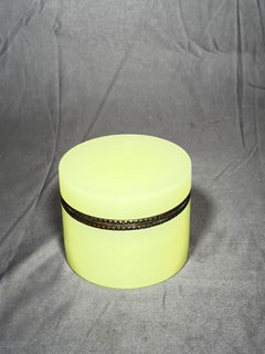 Scatola cilindrica con cerniera in vetro opalino francese all’uranio, di colore giallo, con dettagli in bronzo