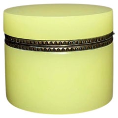 Scatola cilindrica con cerniera in vetro opalino francese all’uranio, di colore giallo, con dettagli in bronzo